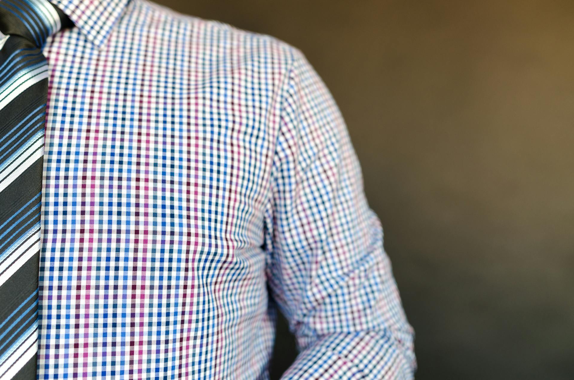 Un homme portant une chemise à col et une cravate | Source : Pexels