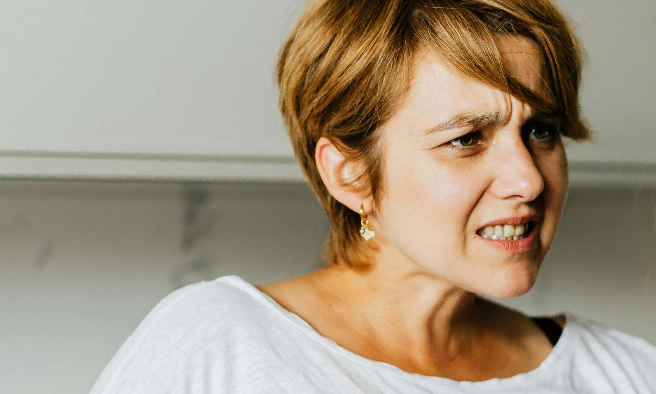 Une femme dans une cuisine réagit avec colère | Source : Pexels