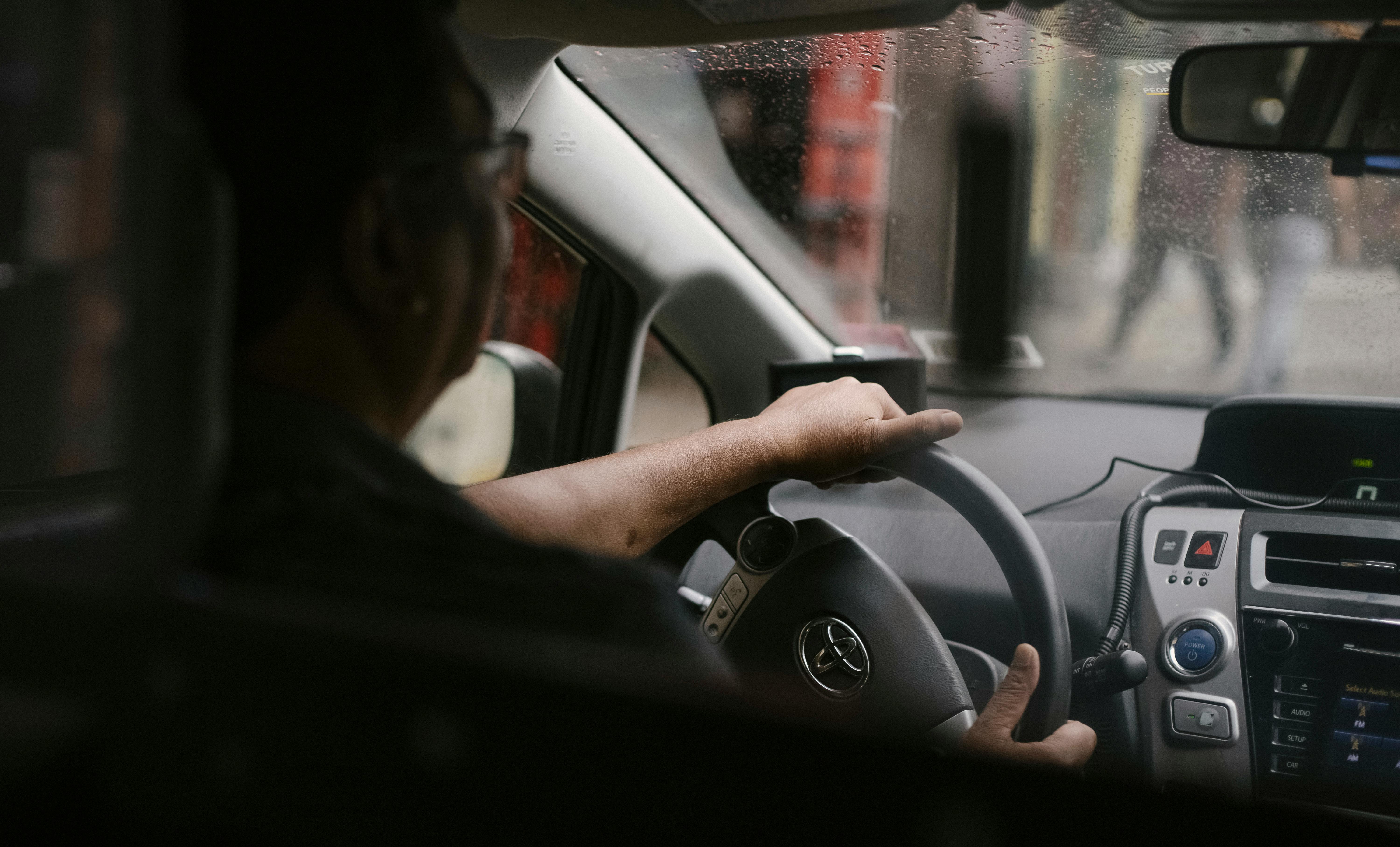 Un homme au volant d'une voiture | Source : Pexels