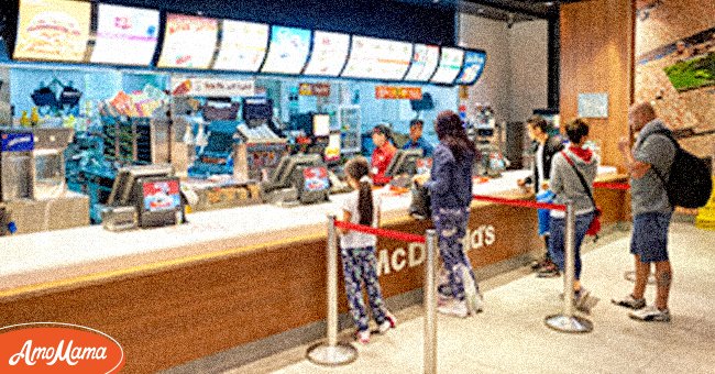 Des gens faisant la queue dans un McDonald's. | Source : Shutterstock