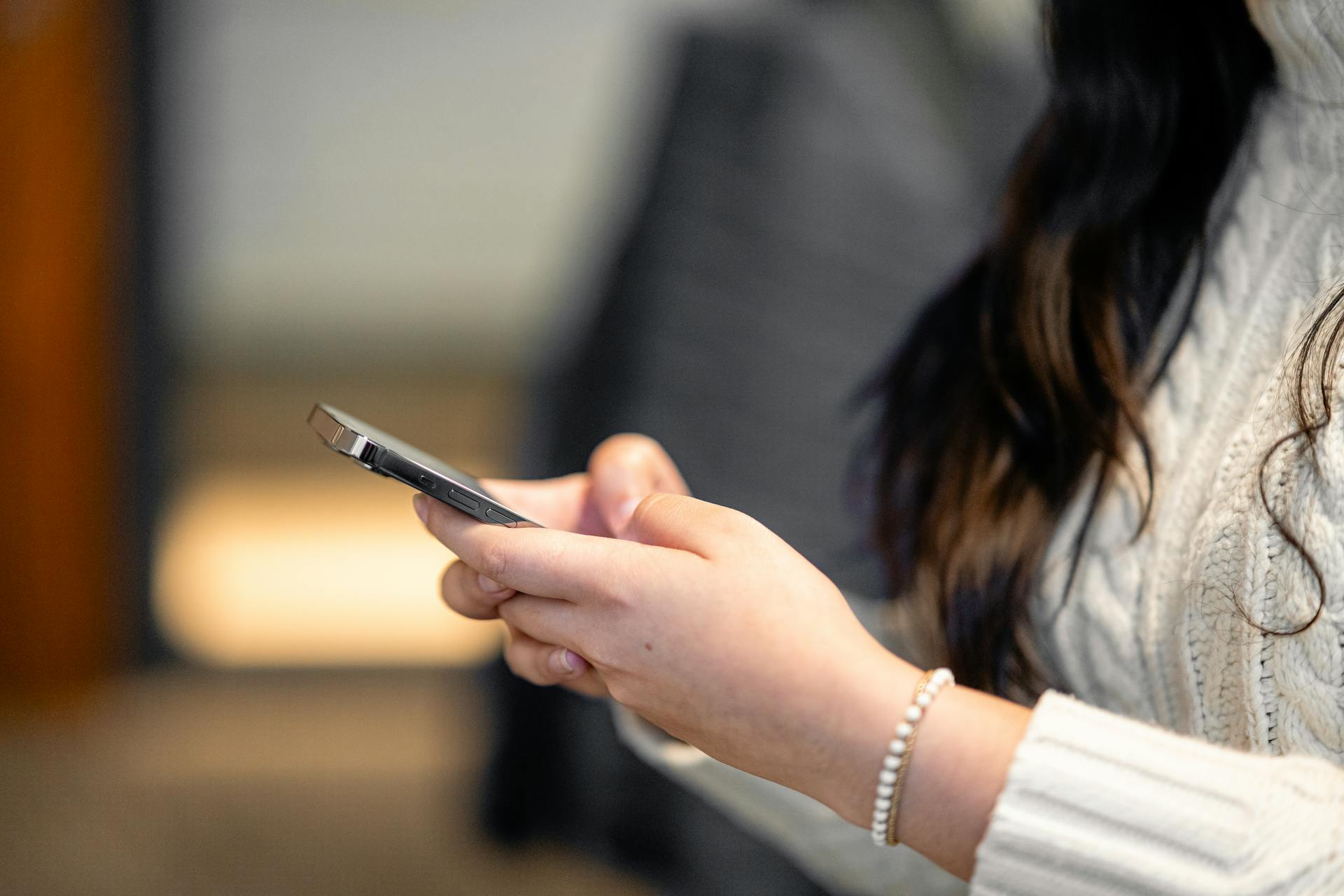 Une femme utilisant son téléphone | Source : Pexels