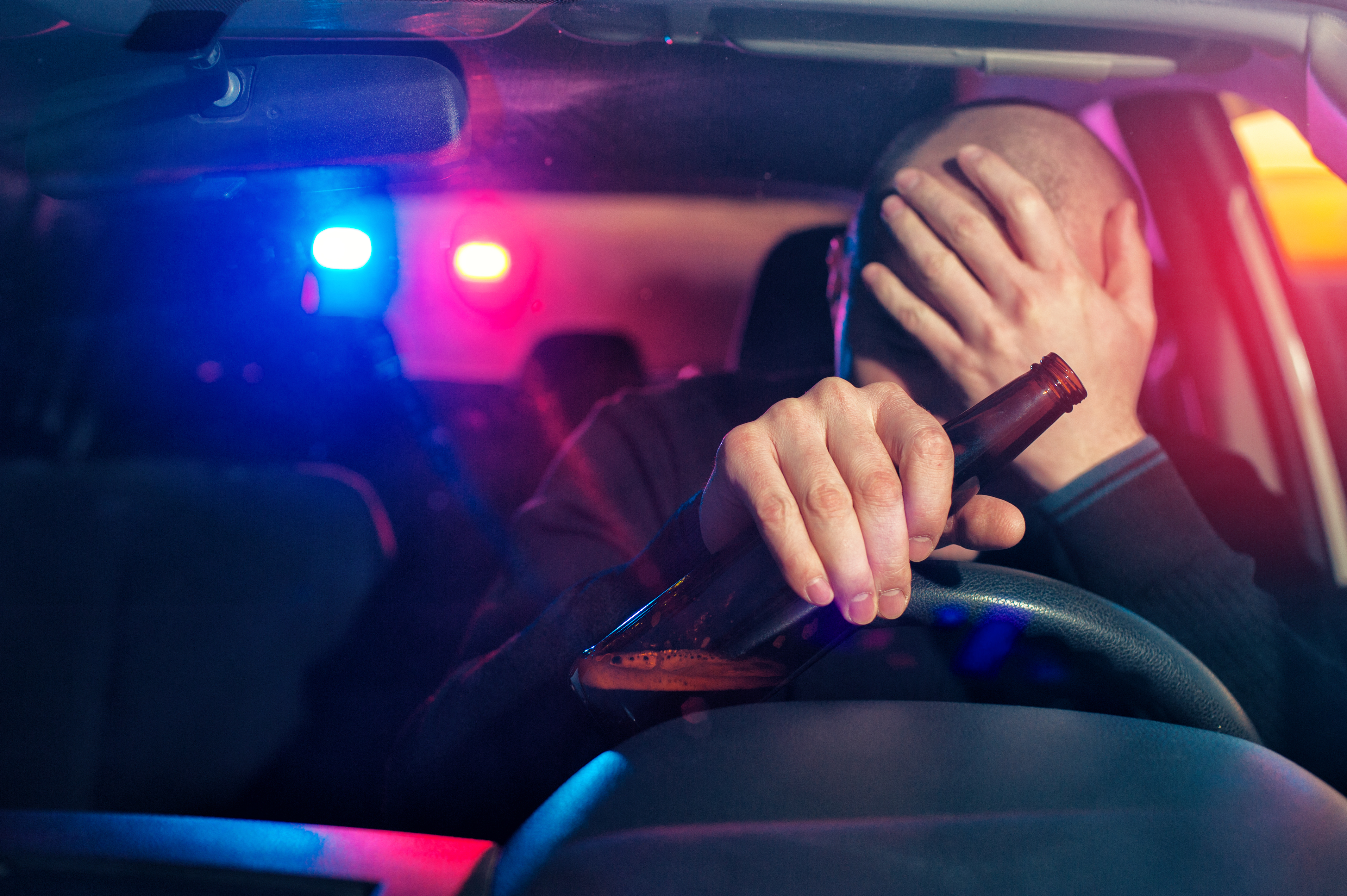 Bêbado no carro | Fonte: Shutterstock