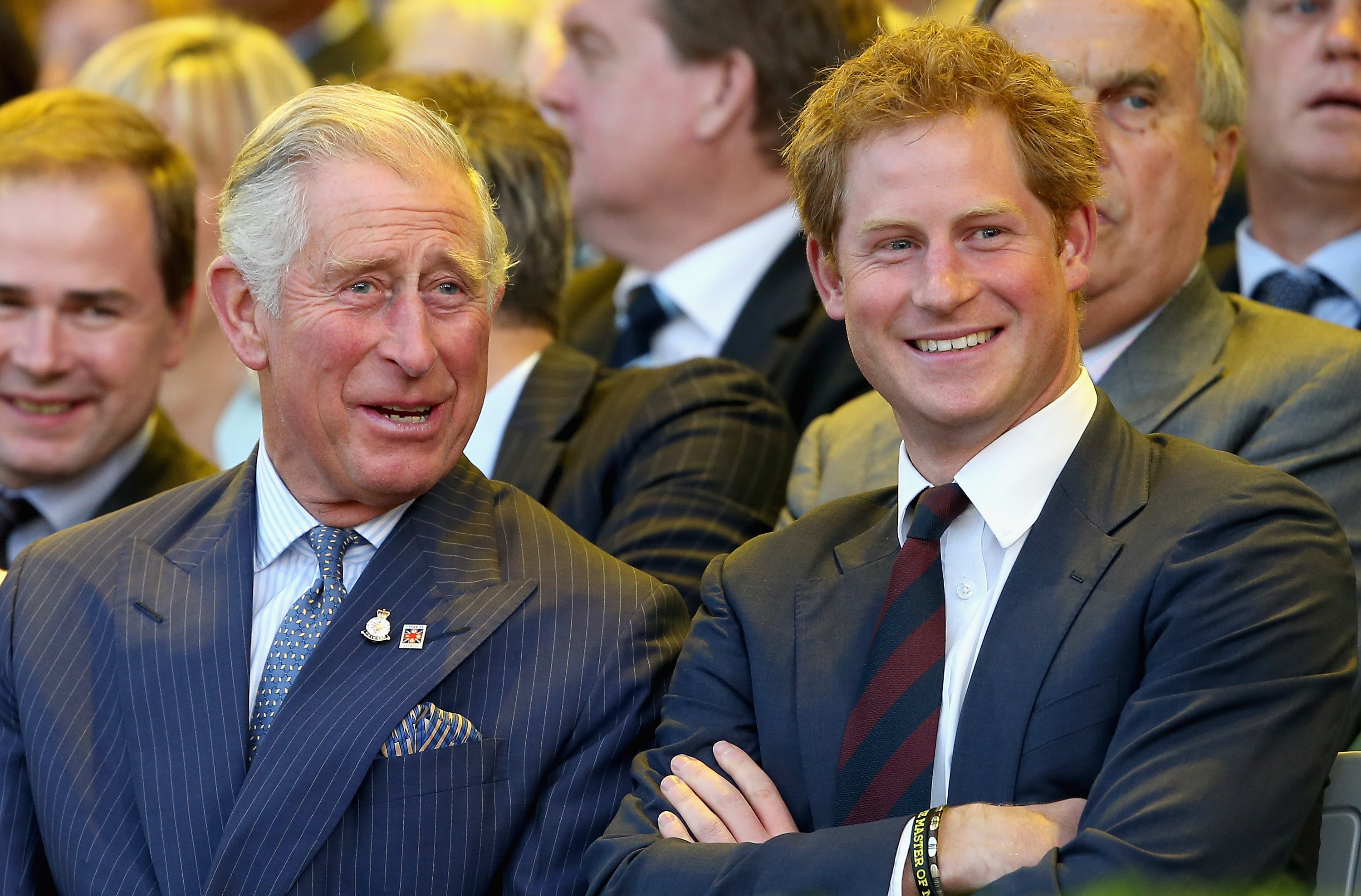 Le prince Charles et le prince Harry rient lors de la cérémonie d'ouverture des Invictus Games, le 10 septembre 2014 à Londres, en Angleterre | Source : Getty Images