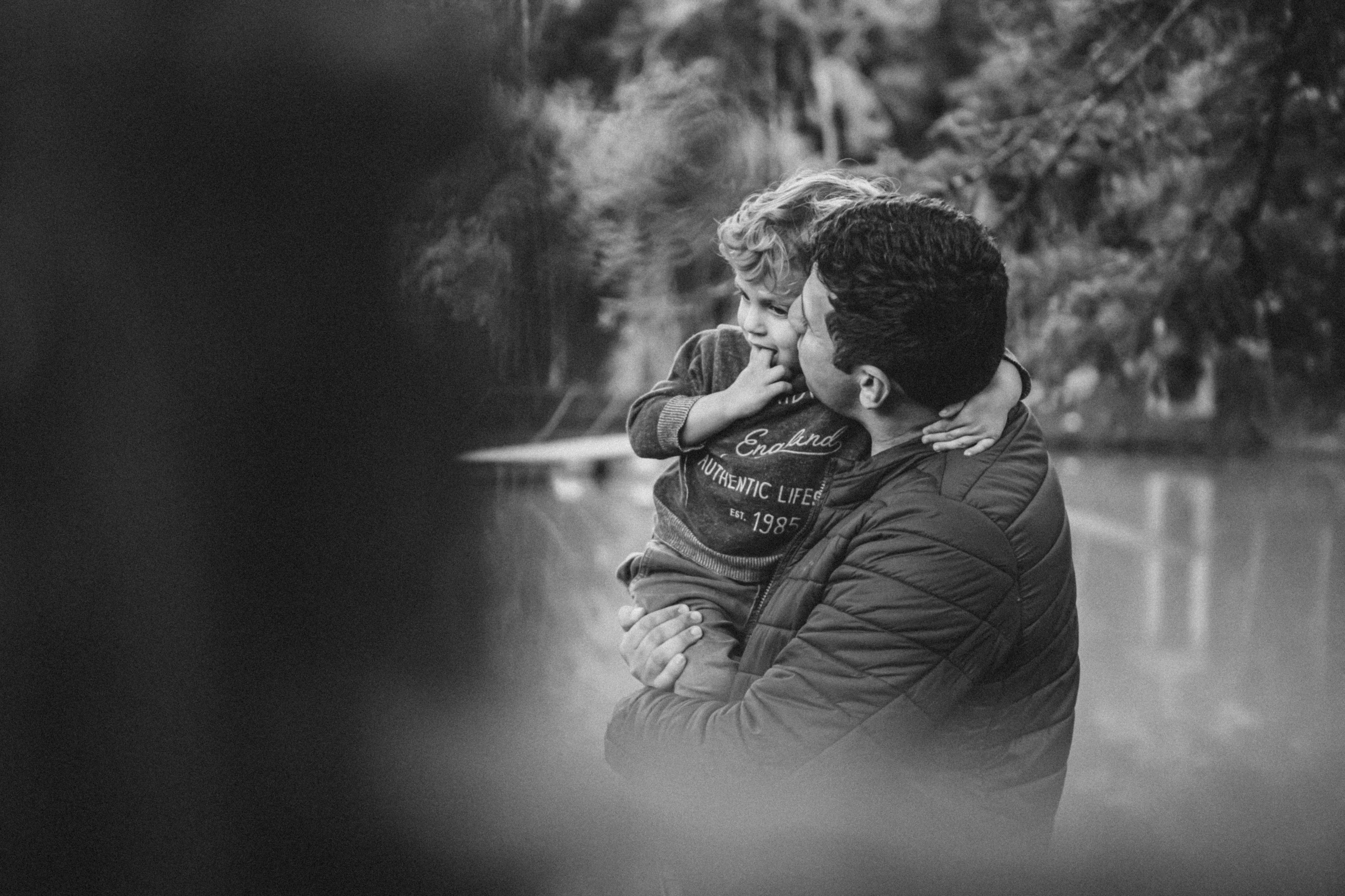 Un homme tenant un petit garçon dans ses bras | Source : Pexels