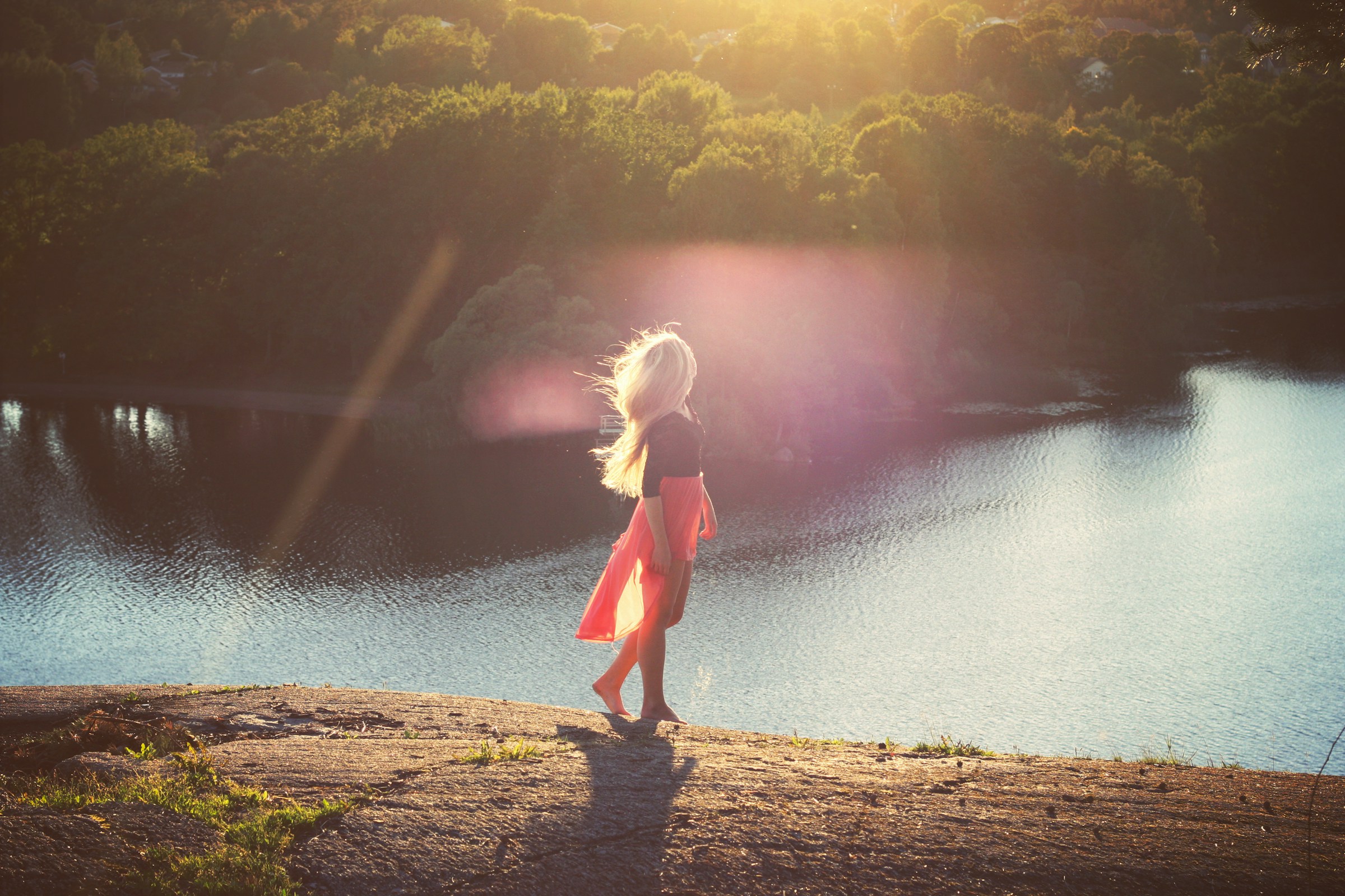 Une femme marchant dans la nature. | Source : Unsplash