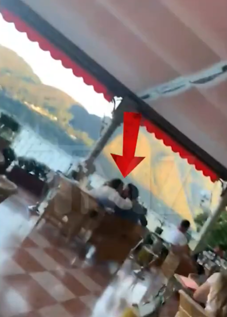 Jennifer Lopez et Ben Affleck sont assis à l'intérieur d'un restaurant face au lac de Côme, en Italie, posté le 24 août 2022 | Source : YouTube/TMZ