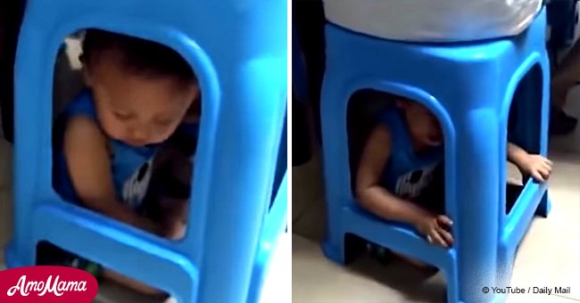 Une mère a provoqué l'indignation du public pour avoir piégé son fils sous un tabouret en plastique (vidéo)