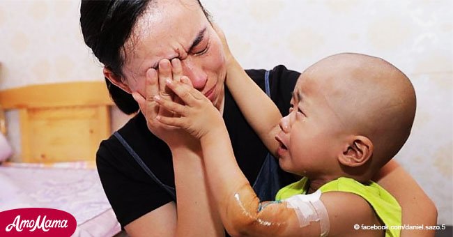 Un enfant de 3 ans atteint d'un cancer réconforte sa maman qui n'a pas les moyens de payer le traitement (vidéo)