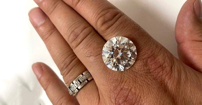 Le diamant de 34 carats photographié, qui aurait été trouvé au domicile d'une femme britannique de 70 ans. | Photo : twitter.com/IrishSunOnline