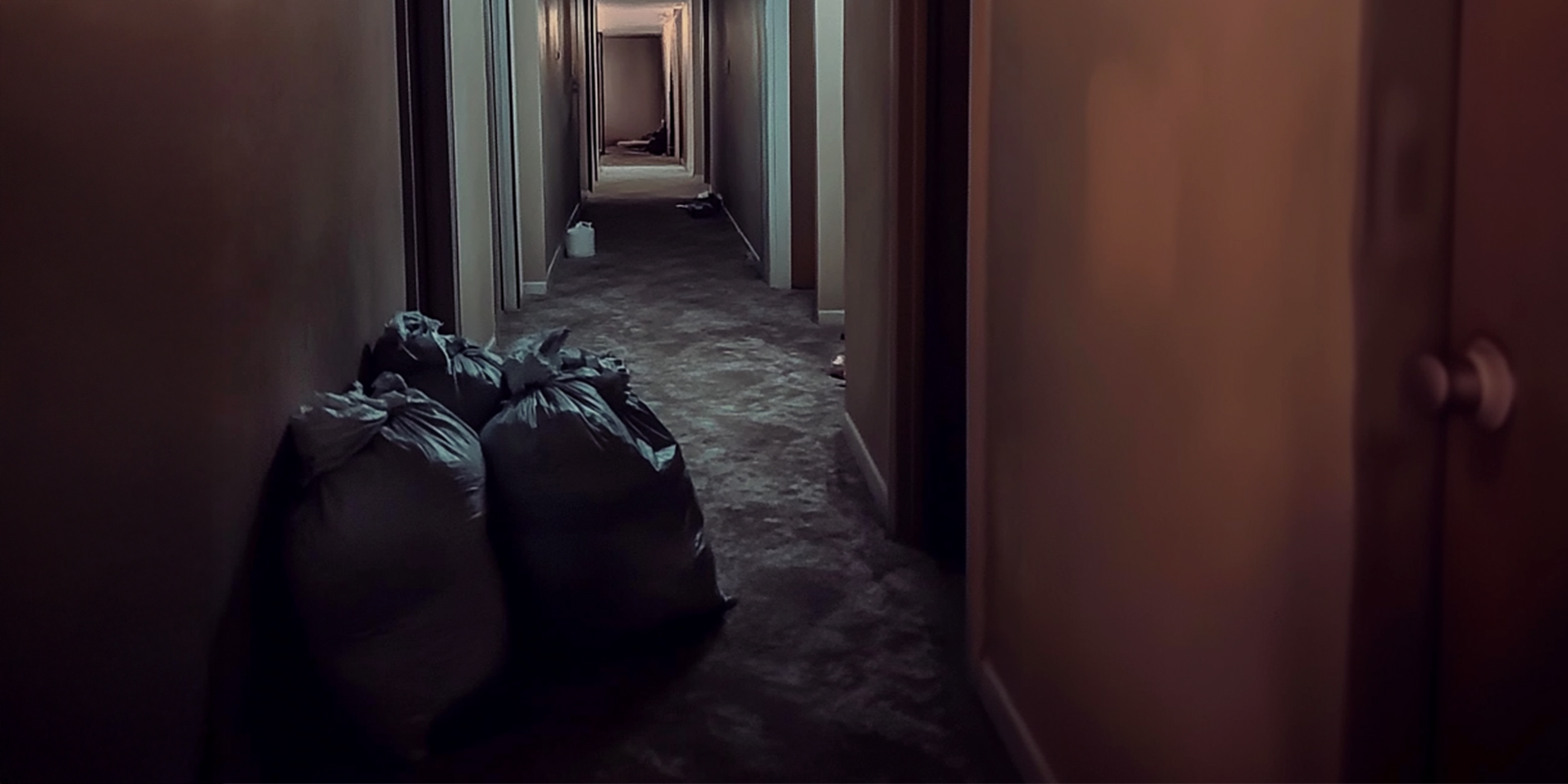 Sacs poubelles devant la porte d'un appartement | Source : Amomama