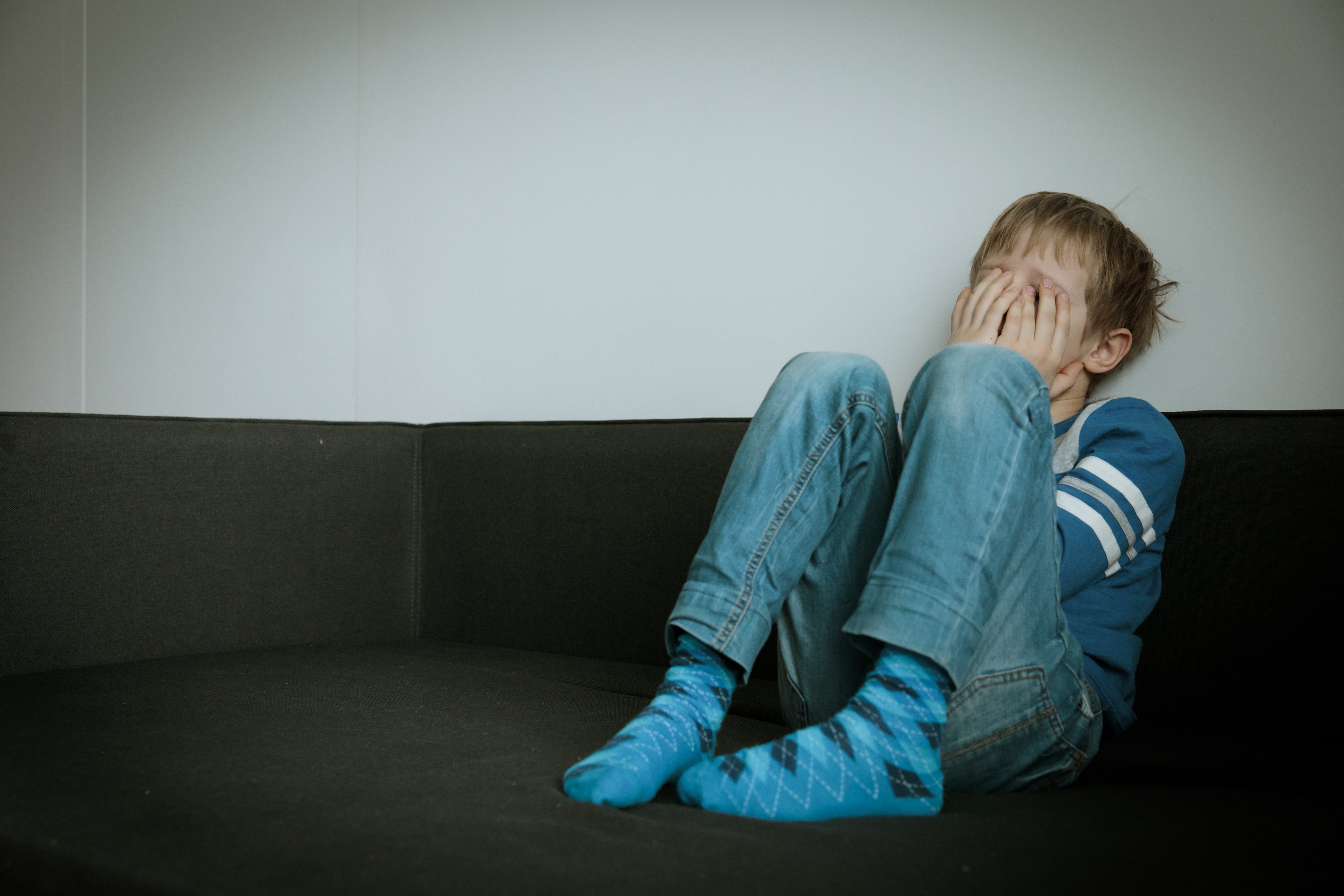 Un enfant triste. | Photo : Shutterstock