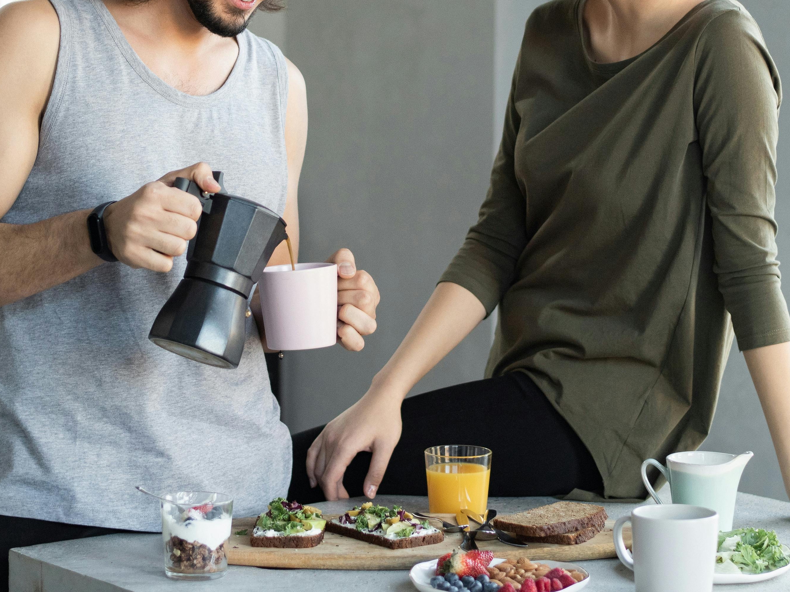 Un couple prenant son petit déjeuner | Source : Pexels