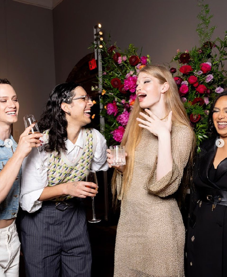 Vivian Wilson est toute rieuse alors qu'elle interagit avec d'autres personnes lors d'un événement Teen Vogue, daté du 13 mai 2025 | Source : Instagram/vivllainous