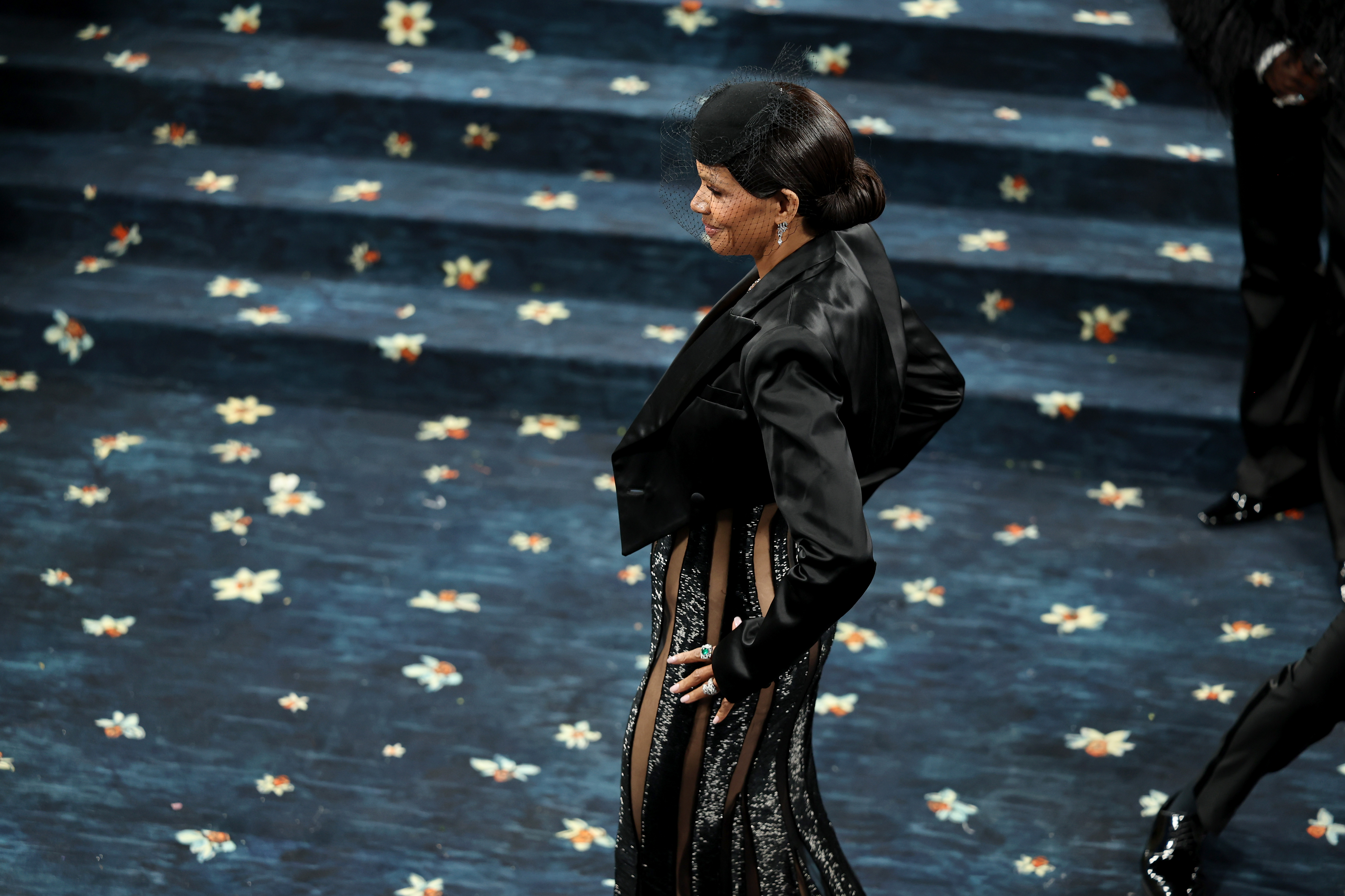 Halle Berry pose pour des photos près des marches du Met, le 5 mai 2025, à New York : Getty Images