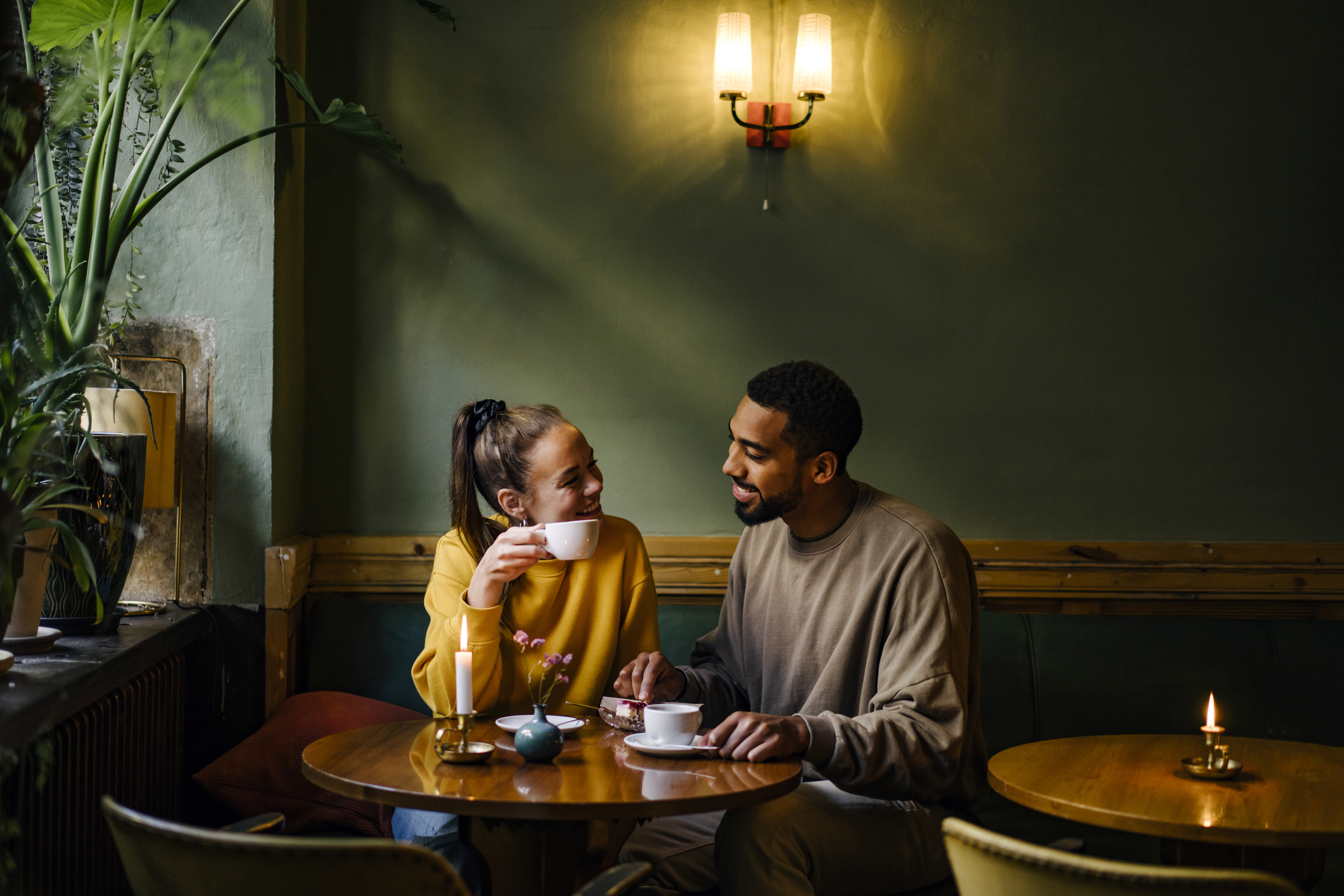 Homme et femme dans un café | Source : Getty Images