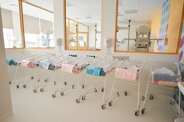 Une ligne de lits pour bébés et de poussettes qui attendent d'accueillir les nouveau-nés dans un nouveau Centre de Maternité et de Médecine Féminine, ouvert à Cracovie | Photo : Getty Images