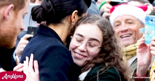 Meghan Markle repère un visage familier dans la foule lors de la promenade de Noël et réagit par des embrassades