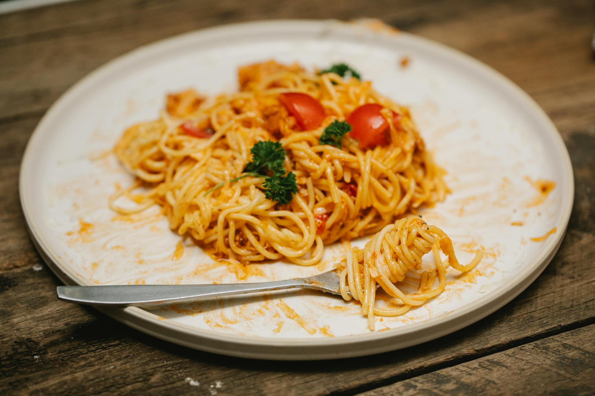 Une fourchette sur une assiette de pâtes à moitié mangée | Source : Pexels