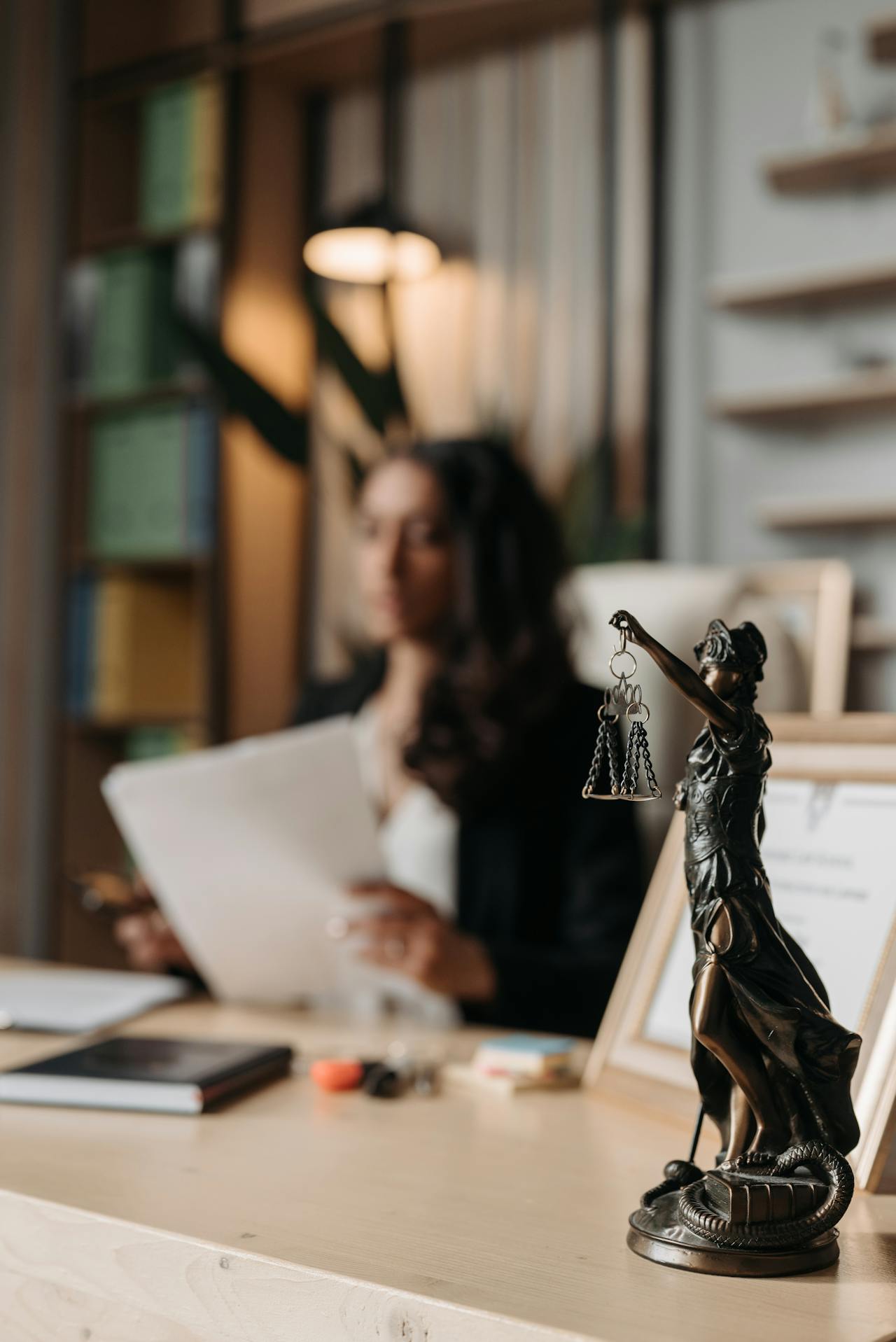 Une avocate dans son bureau | Source : Pexels