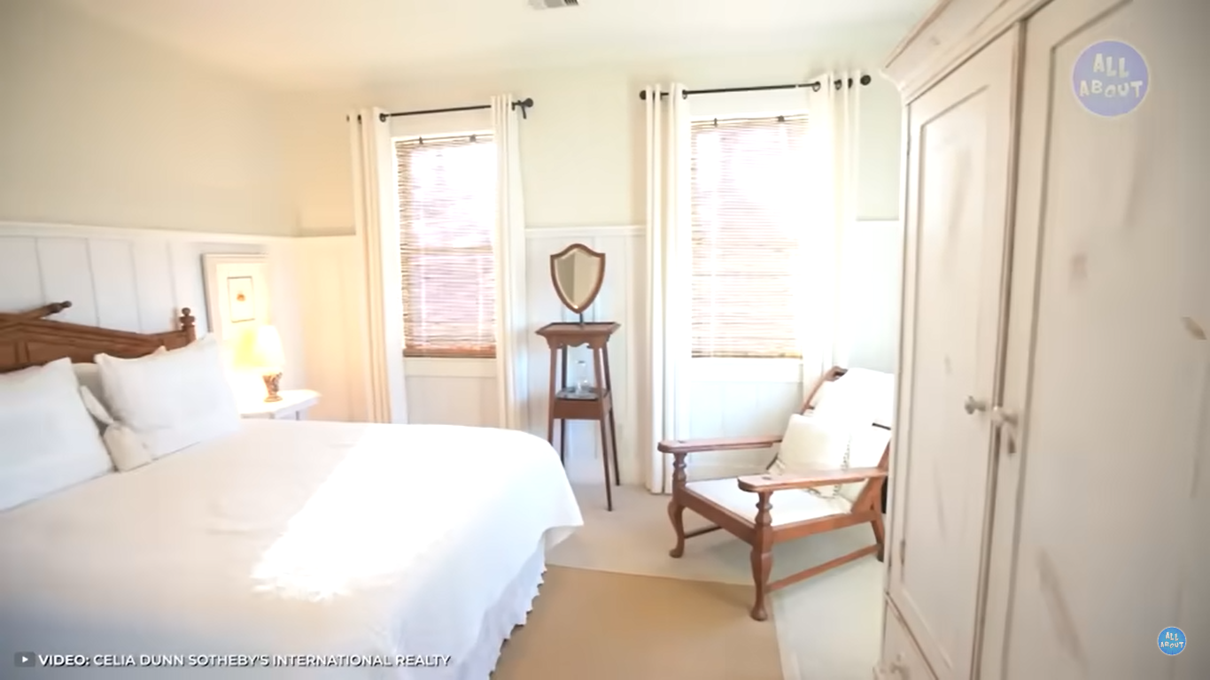 La chambre principale de Sandra Bullock dans sa maison de Géorgie | Source : YouTube/ALLABOUT
