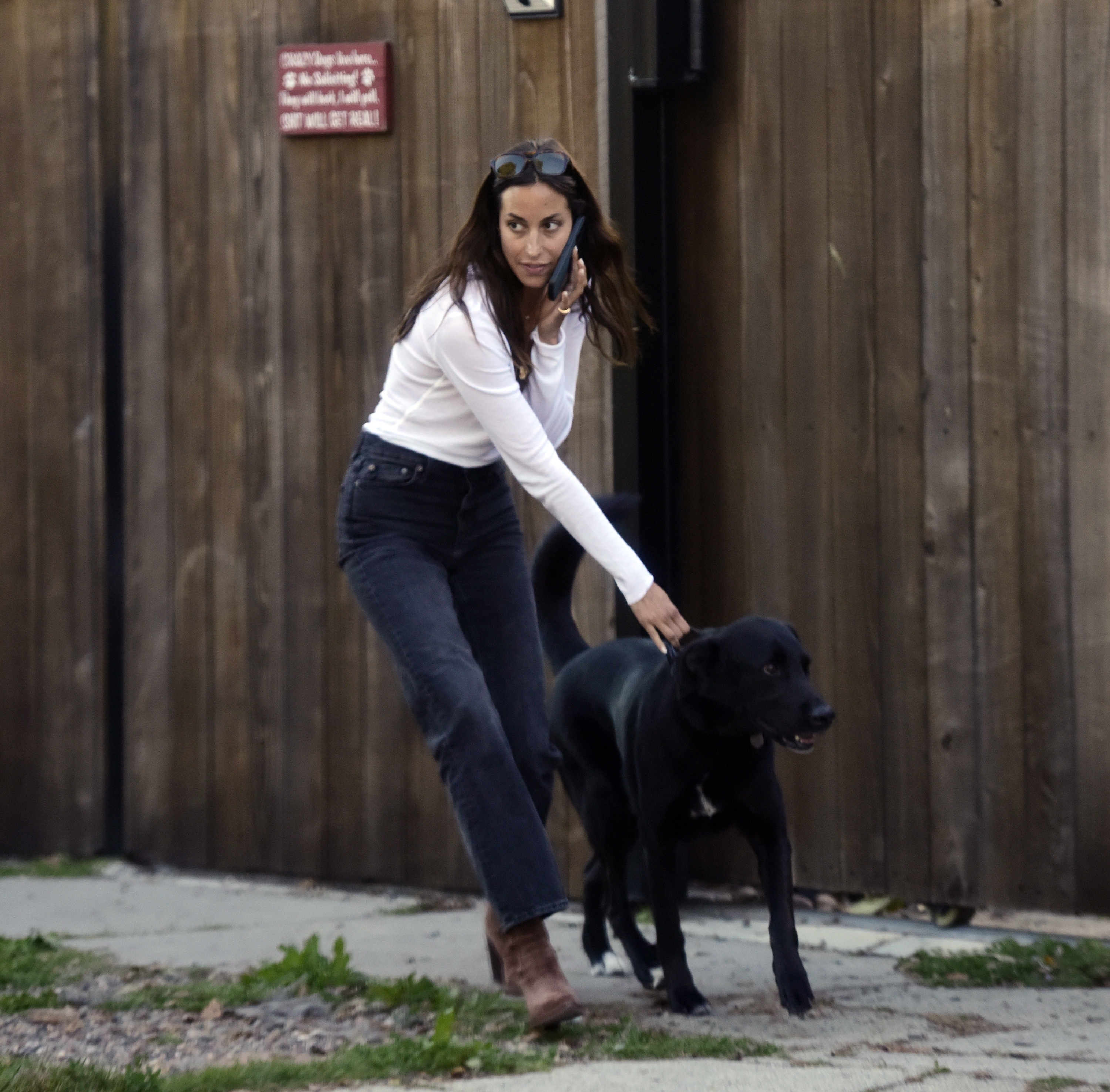 Ines De Ramon avec un chien, le 12 avril 2024, à Los Angeles, en Californie. | Source : Getty Images