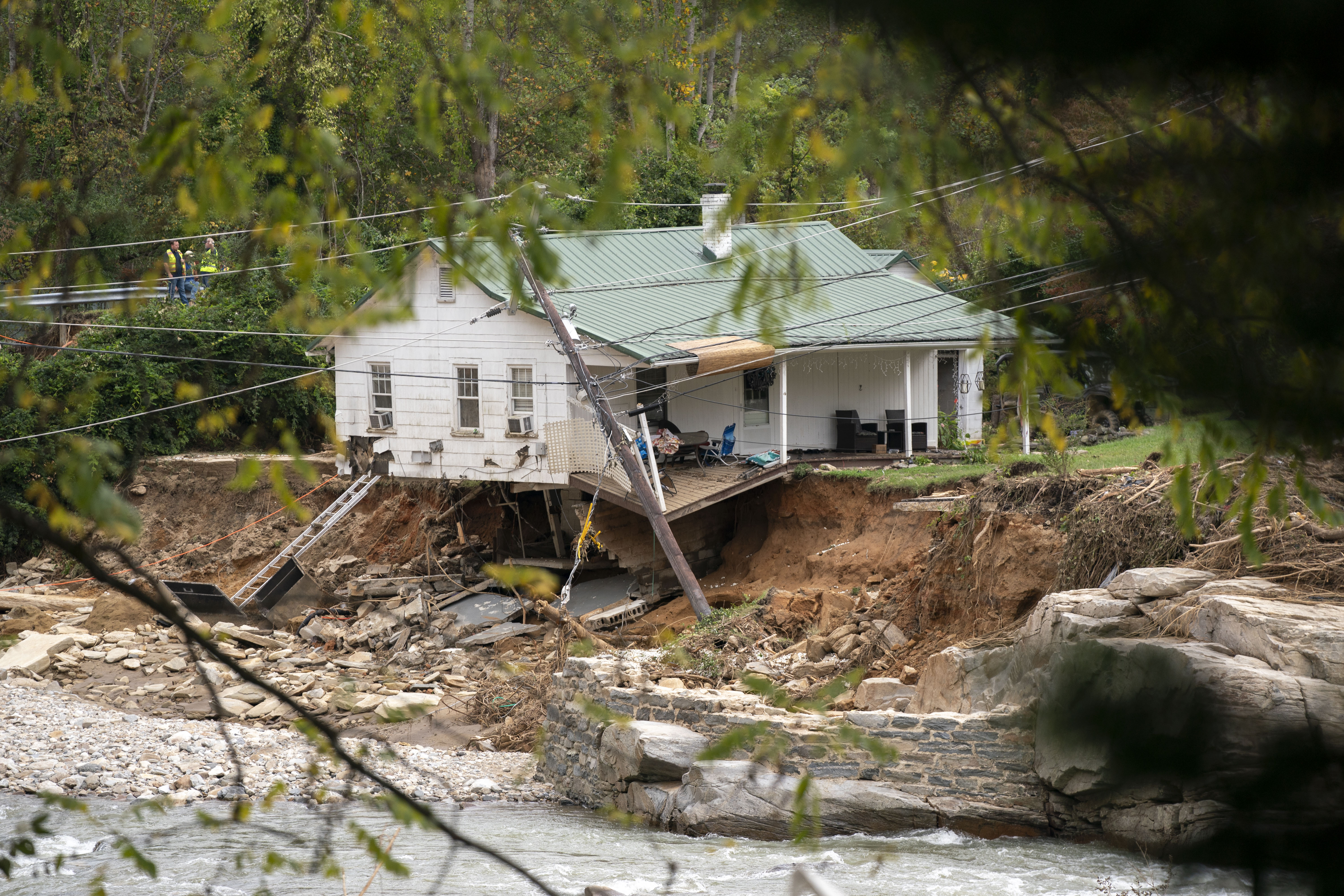 Une maison le long de la rivière Broad au lendemain de l'ouragan Helene à Bat Cave, en Caroline du Nord, le 1er octobre 2024 | Source : Getty Images