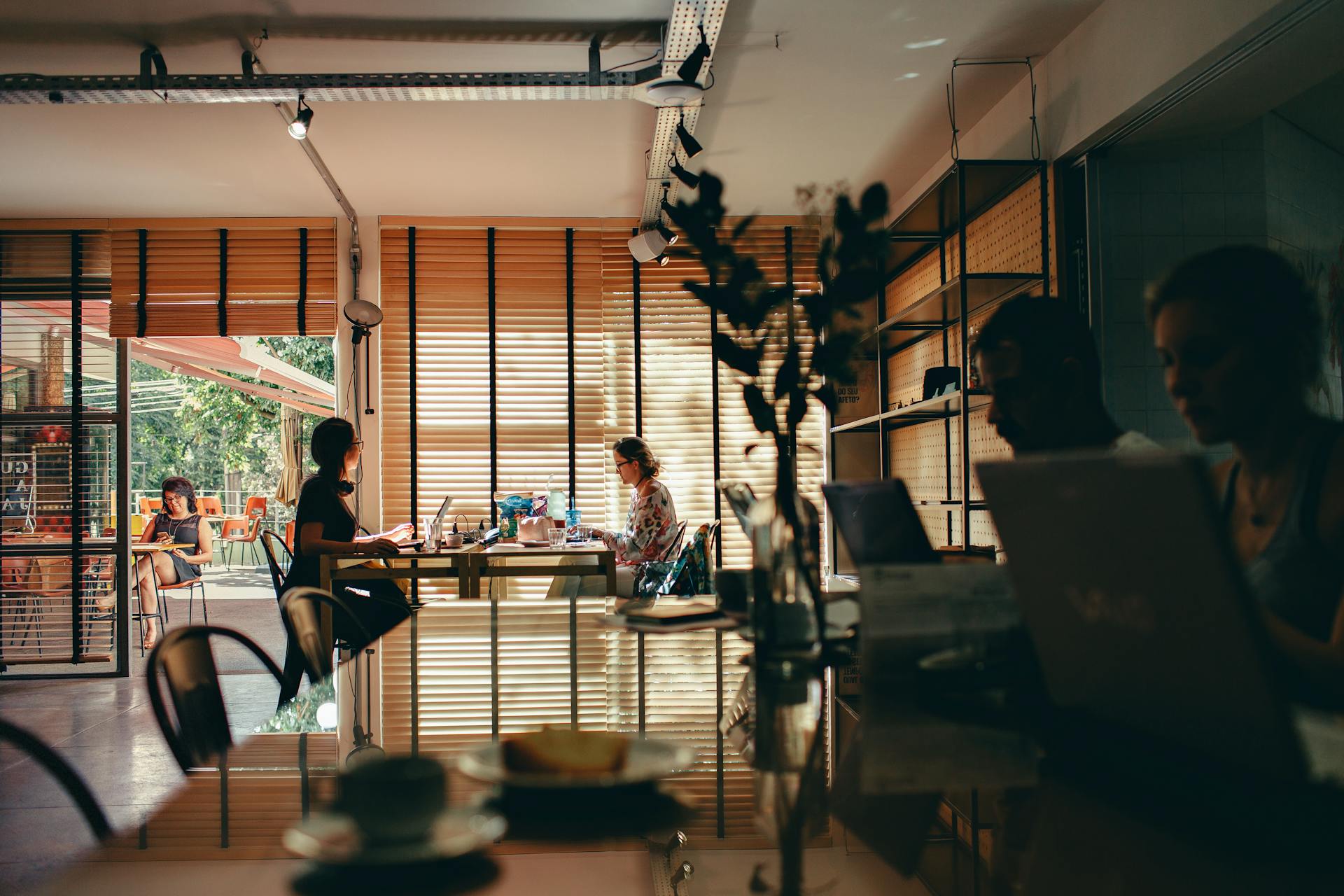 Une vue du coin arrière d'un café | Source : Pexels