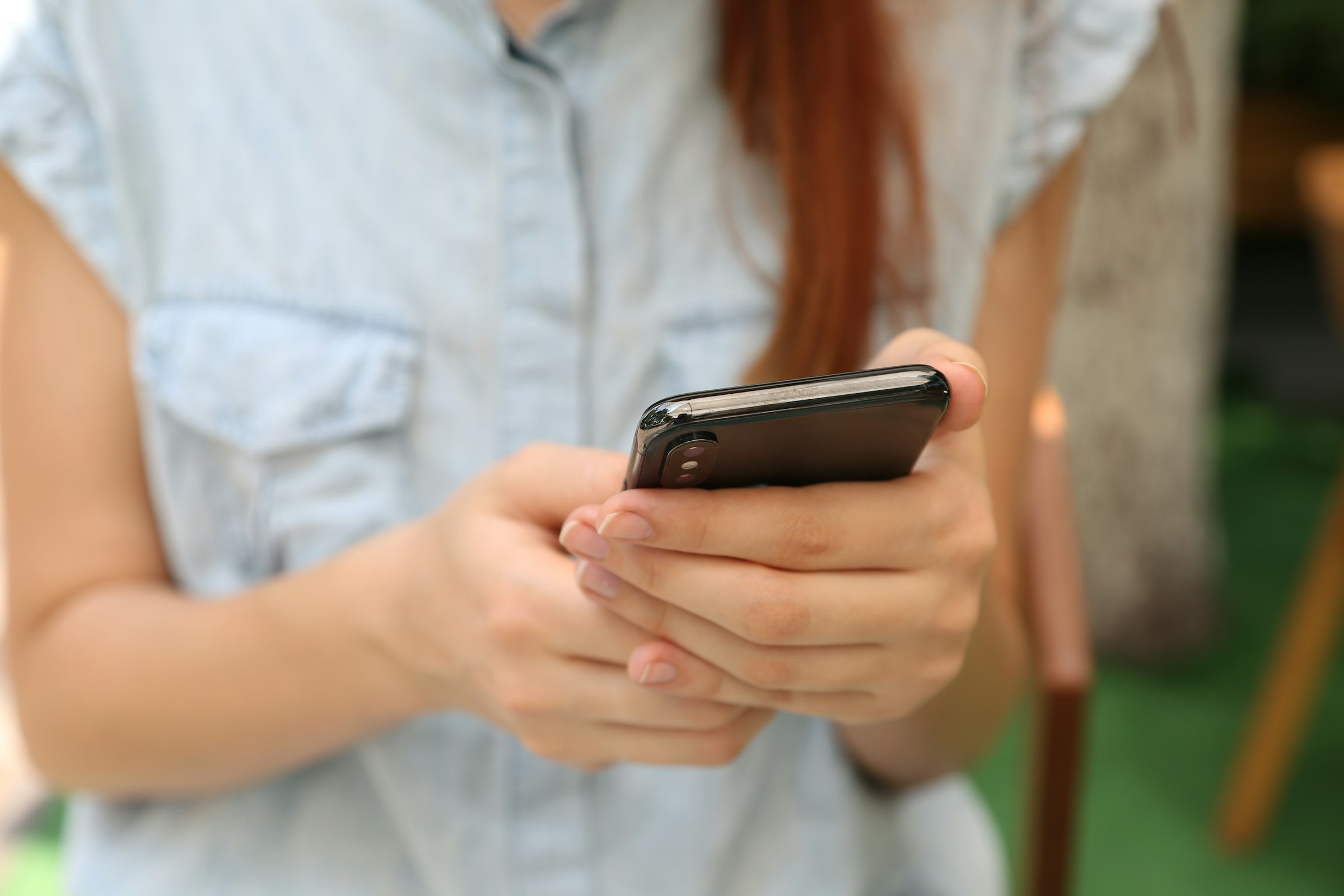 Une femme tenant un téléphone | Source : Unsplash