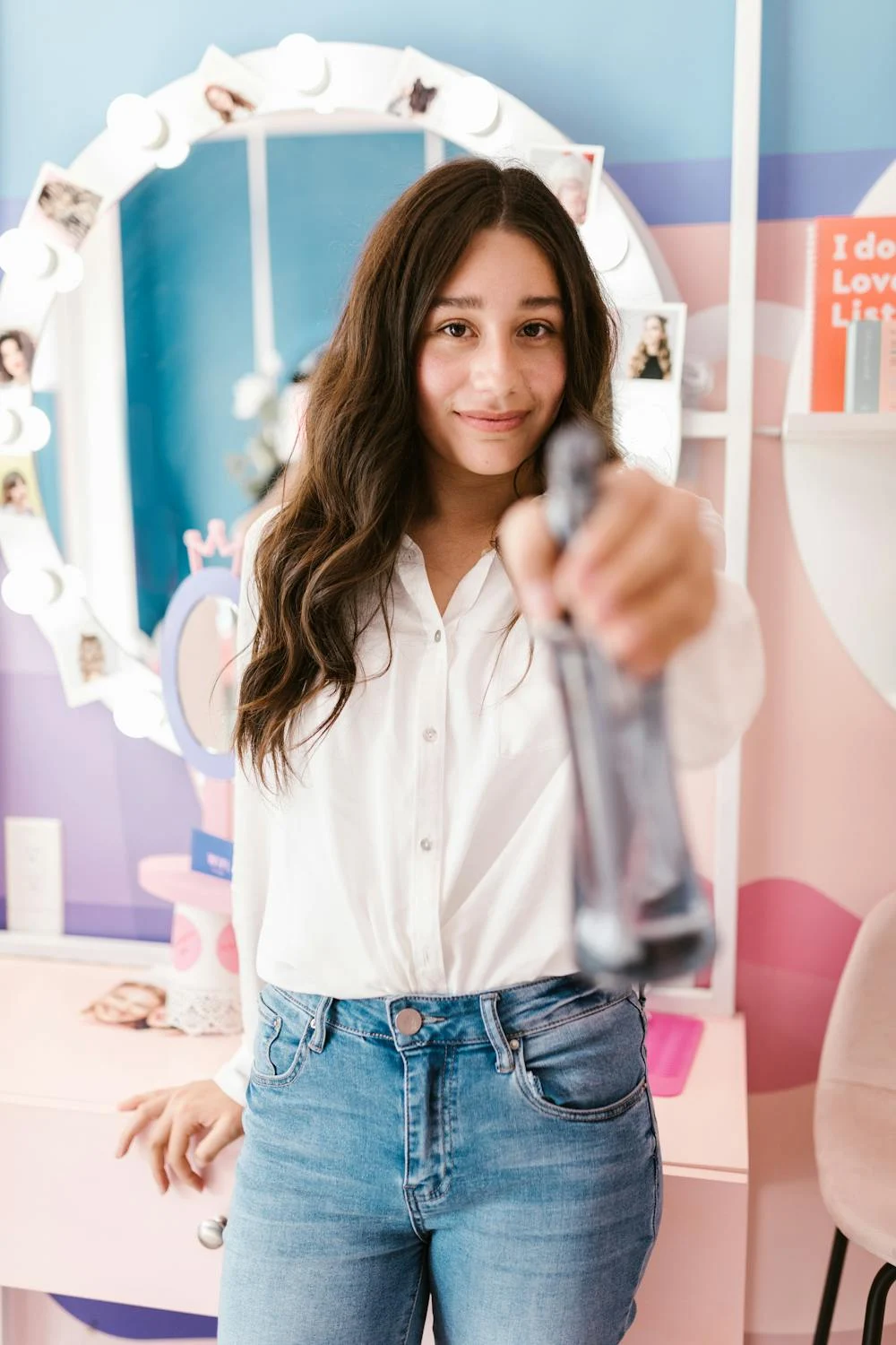 Une coiffeuse souriante | Source : Pexels