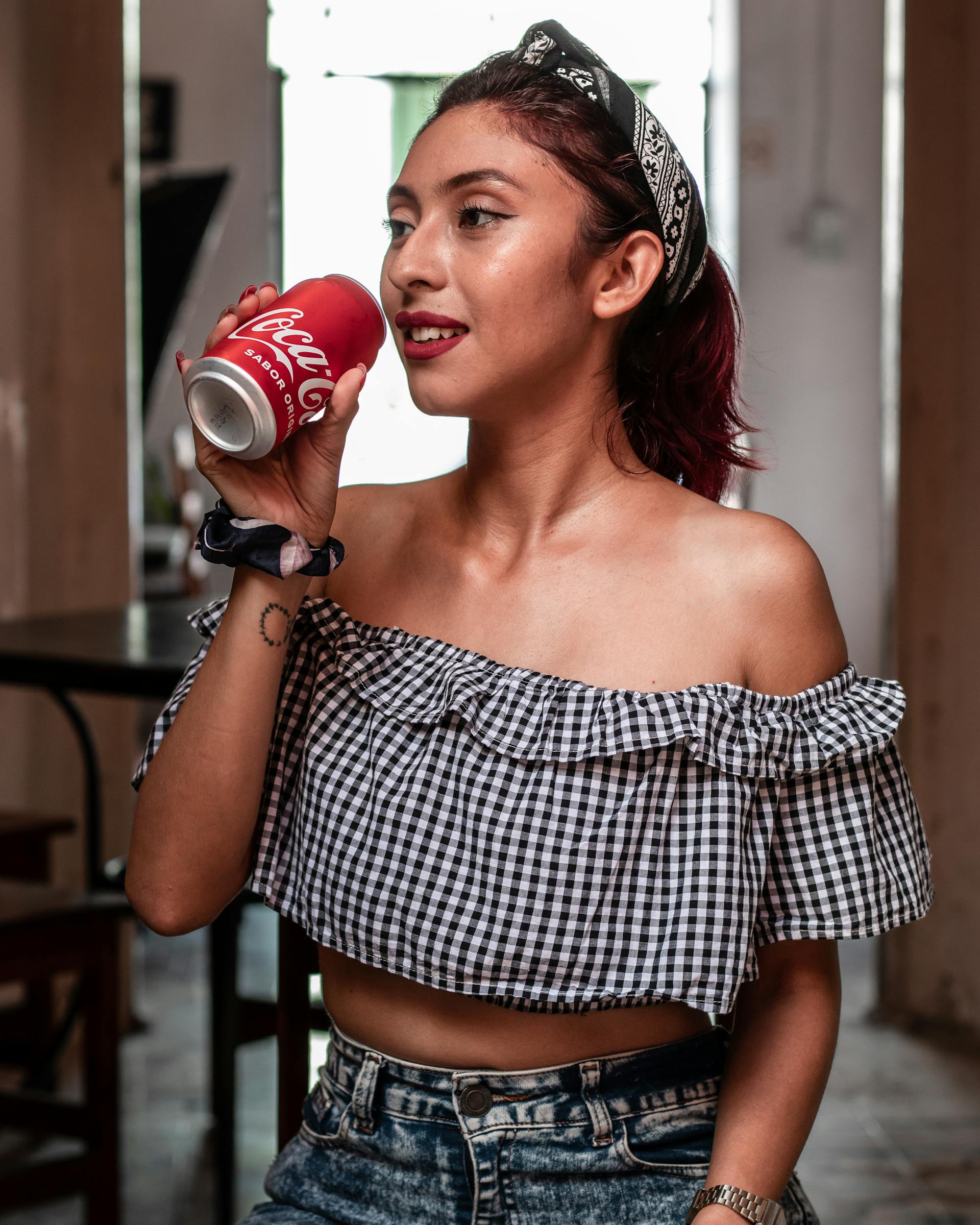 Une femme qui boit du soda | Source : Pexels