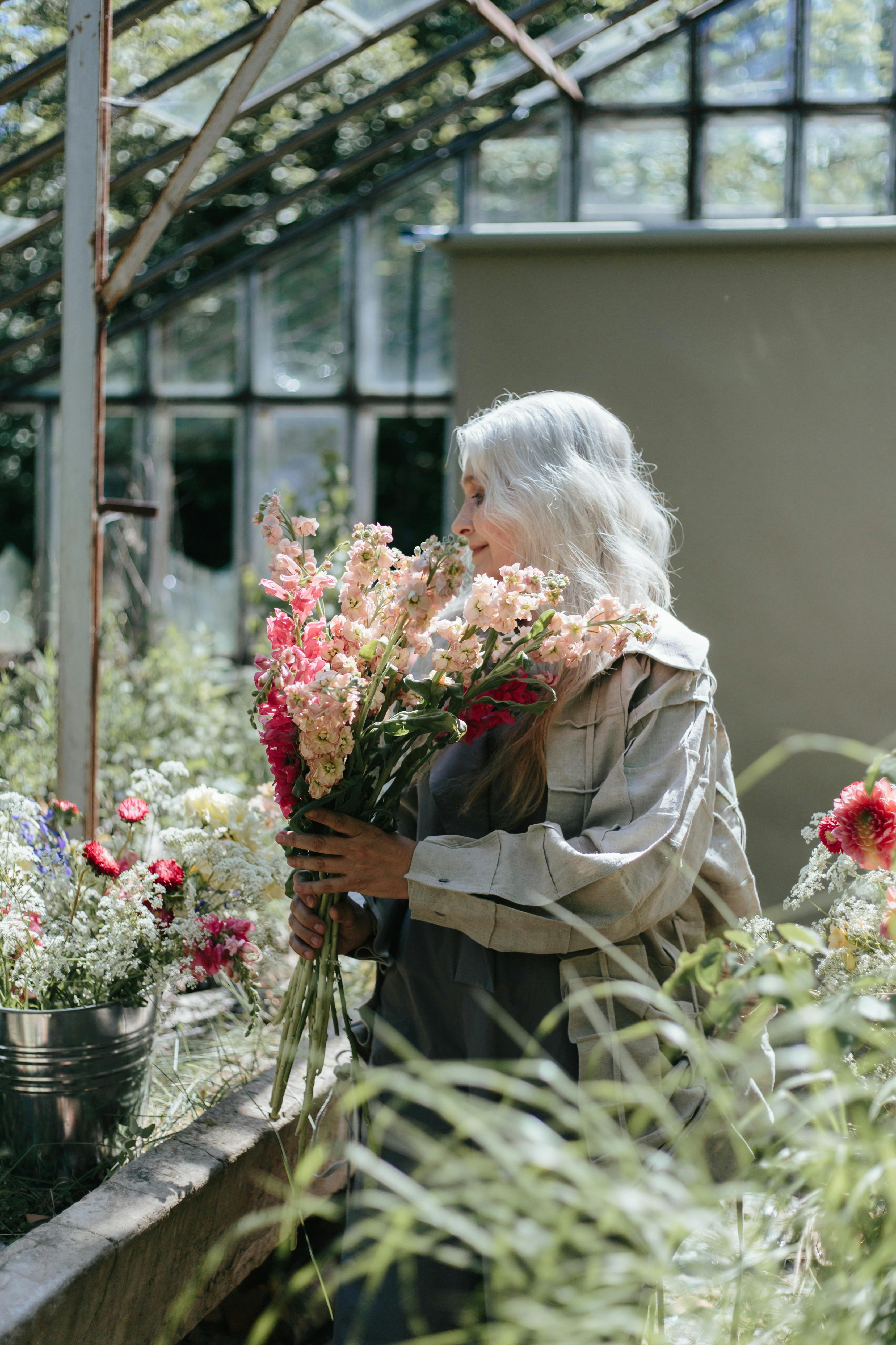 Une femme heureuse tenant un bouquet de fleurs | Source : Pexels