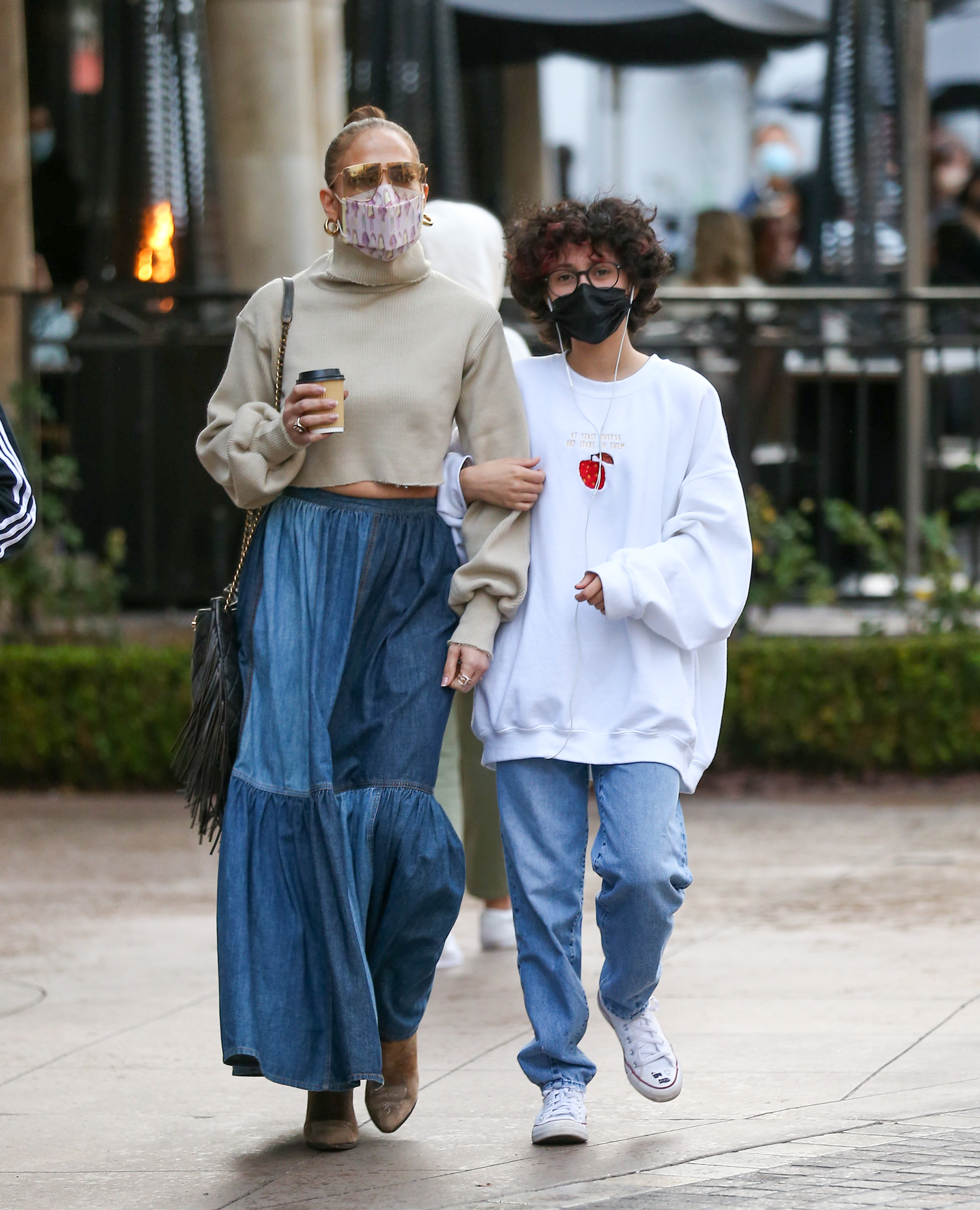 Jennifer Lopez et Emme Maribel Muñiz le 15 janvier 2022 à Los Angeles, Californie | Source : Getty Images