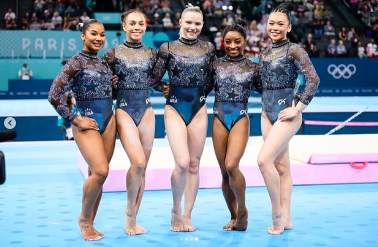 Jade Carey posant pour une photo avec ses coéquipières, Jordan Chiles, Hezly Rivera, Simone Biles et Sunisa Lee, lors des Jeux olympiques de Paris, postés le 29 juillet 2024 | Source : Instagram/jadecarey