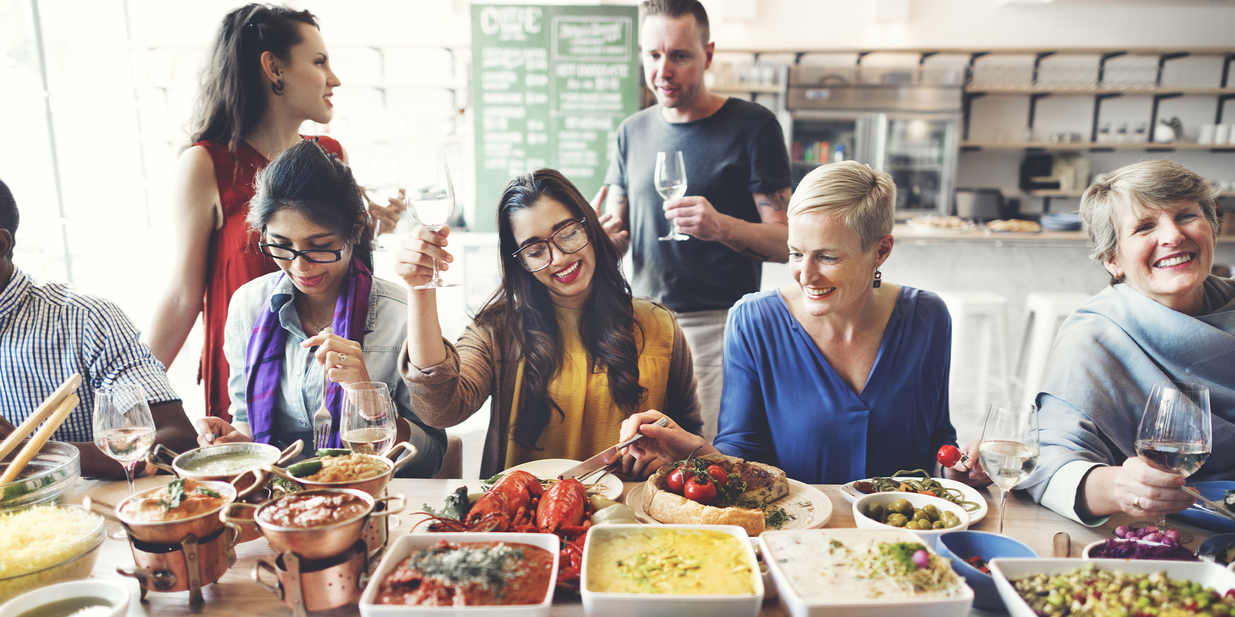 Une famille en train de déguster un repas | Source : Shutterstock