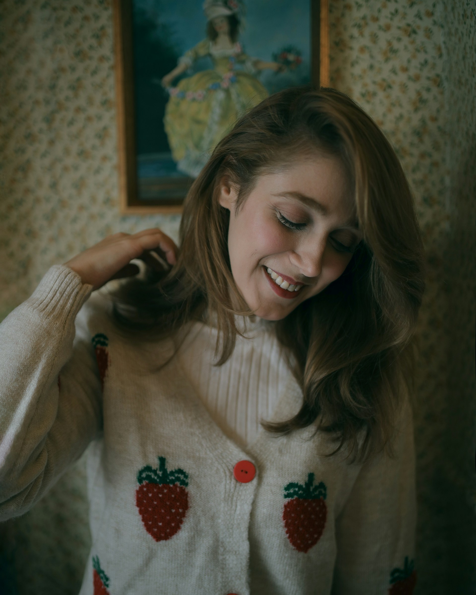 Une femme heureuse debout dans un couloir | Source : Unsplash