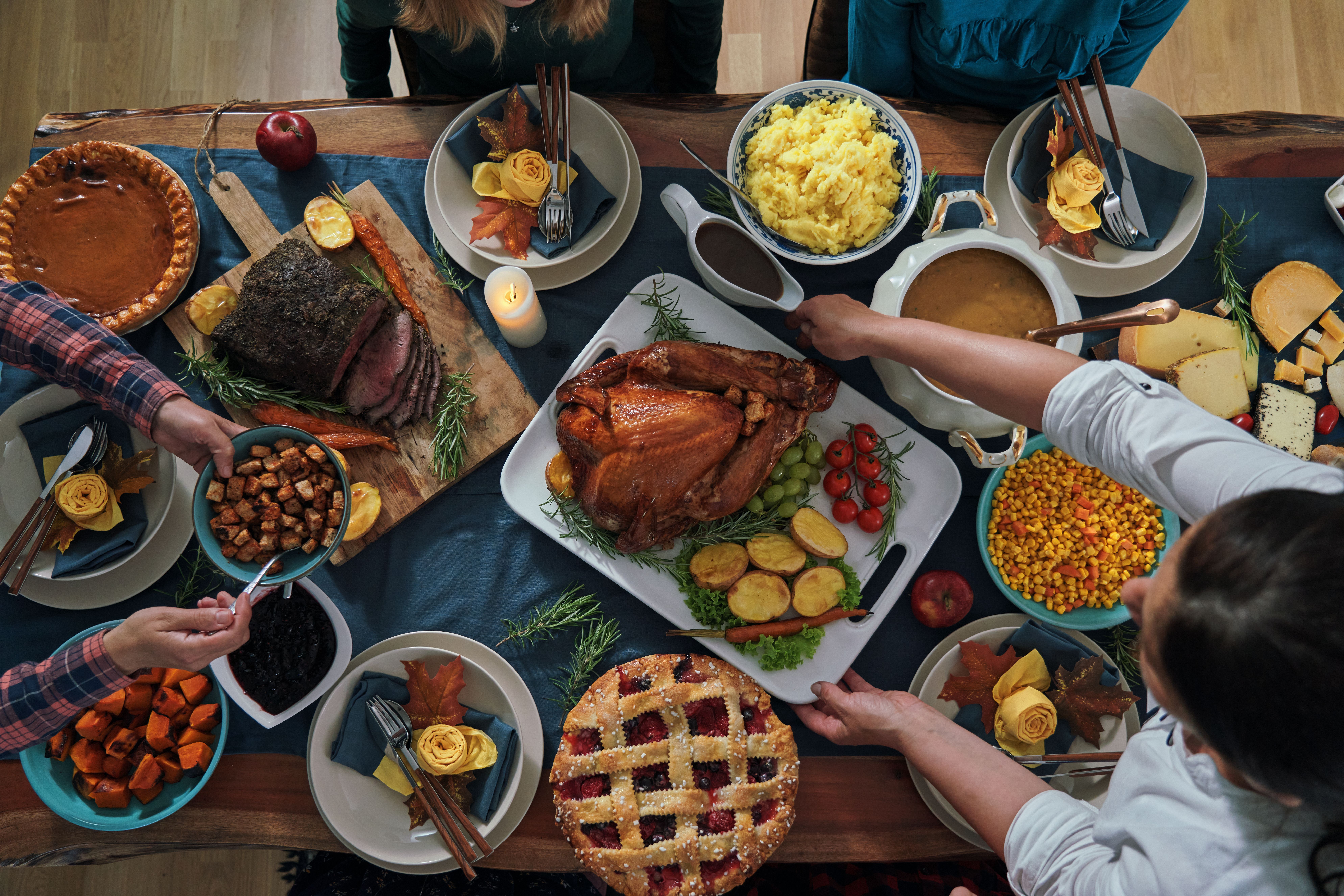 Une variété de plats sur la table. | Source : Getty Images