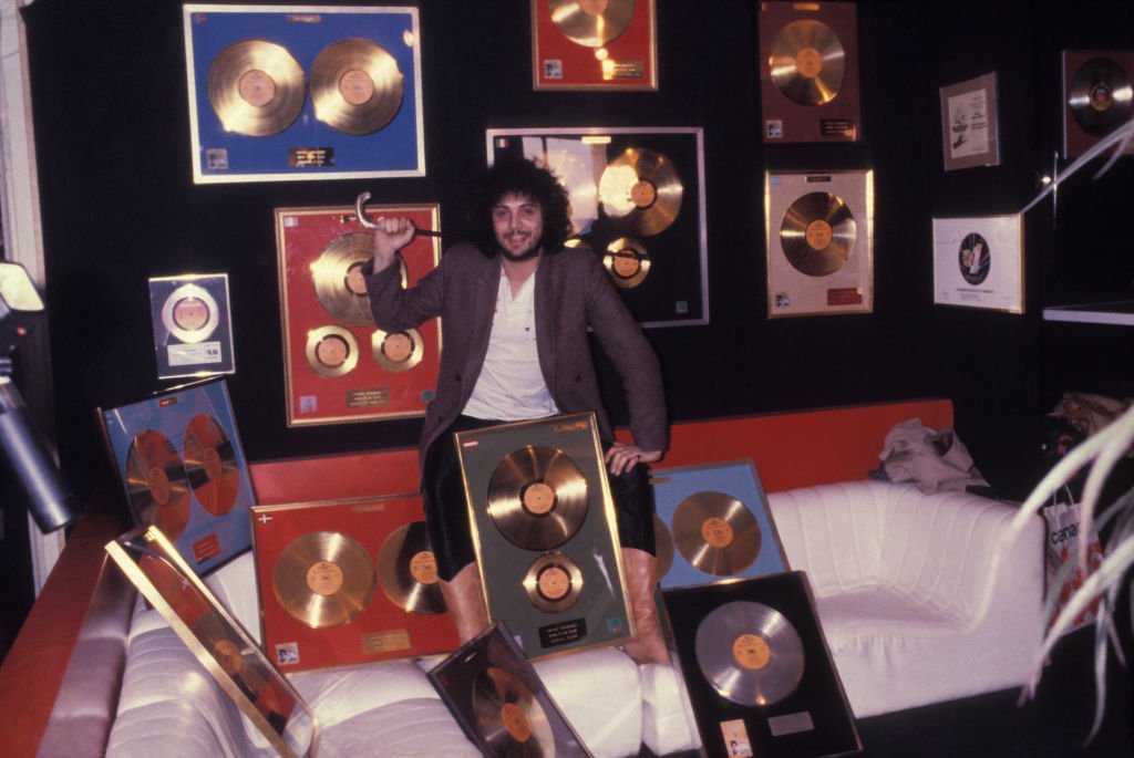 Le chanteur Patrick Hernandez entouré de disques d'or au MIDEM le 26 janvier 1980 à Cannes, France. І Sources : Getty Images