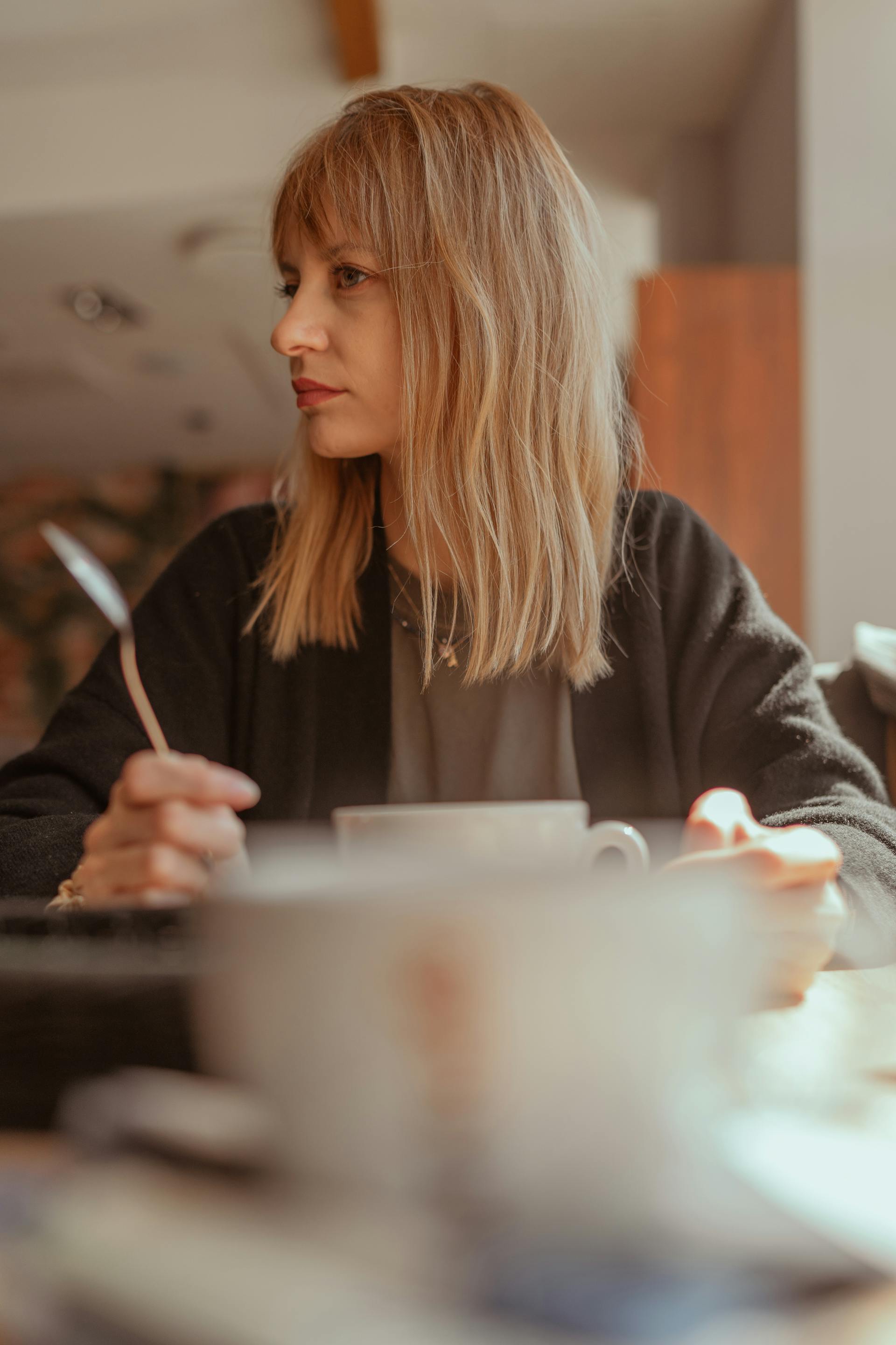 Une femme assise dans un café | Source : Pexels