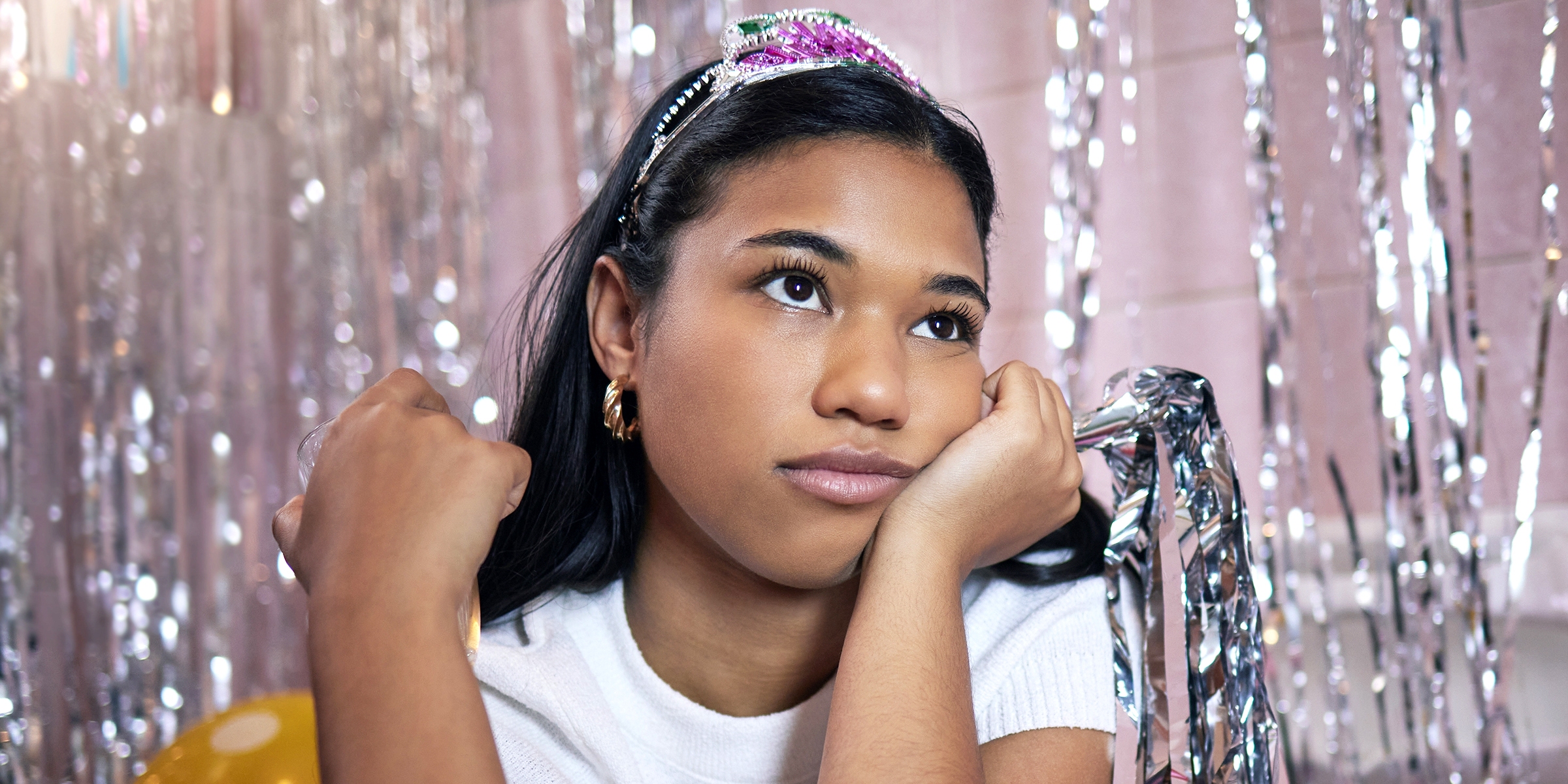 Une fille à une fête, qui s'ennuie | Source : Shutterstock