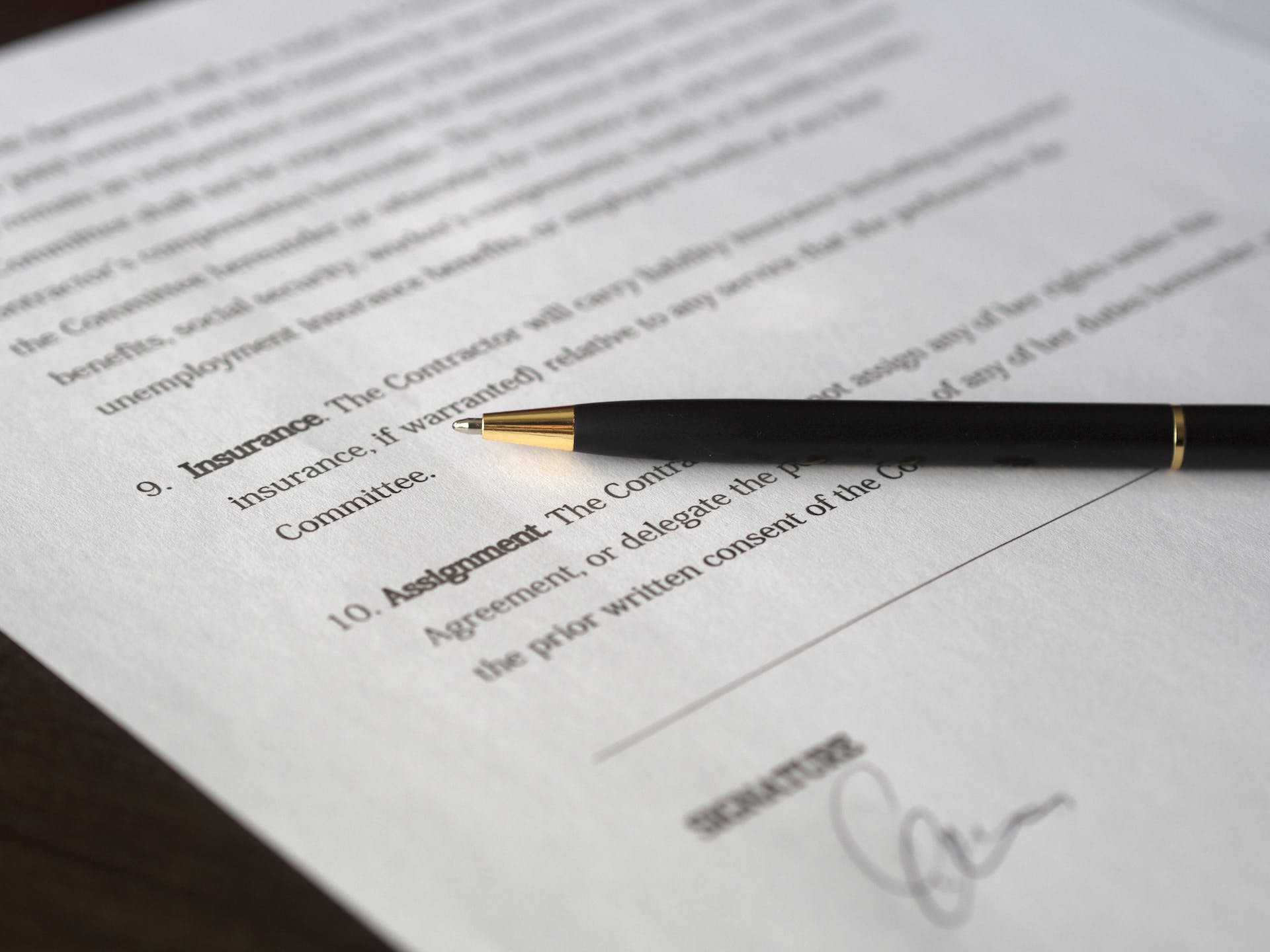 Contrat juridique avec un stylo sur une table. | Source : Pexels