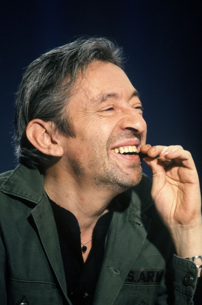 Serge Gainsbourg sur le plateau de télévision, Paris, 10 mai 1989. | Photo : Getty Images