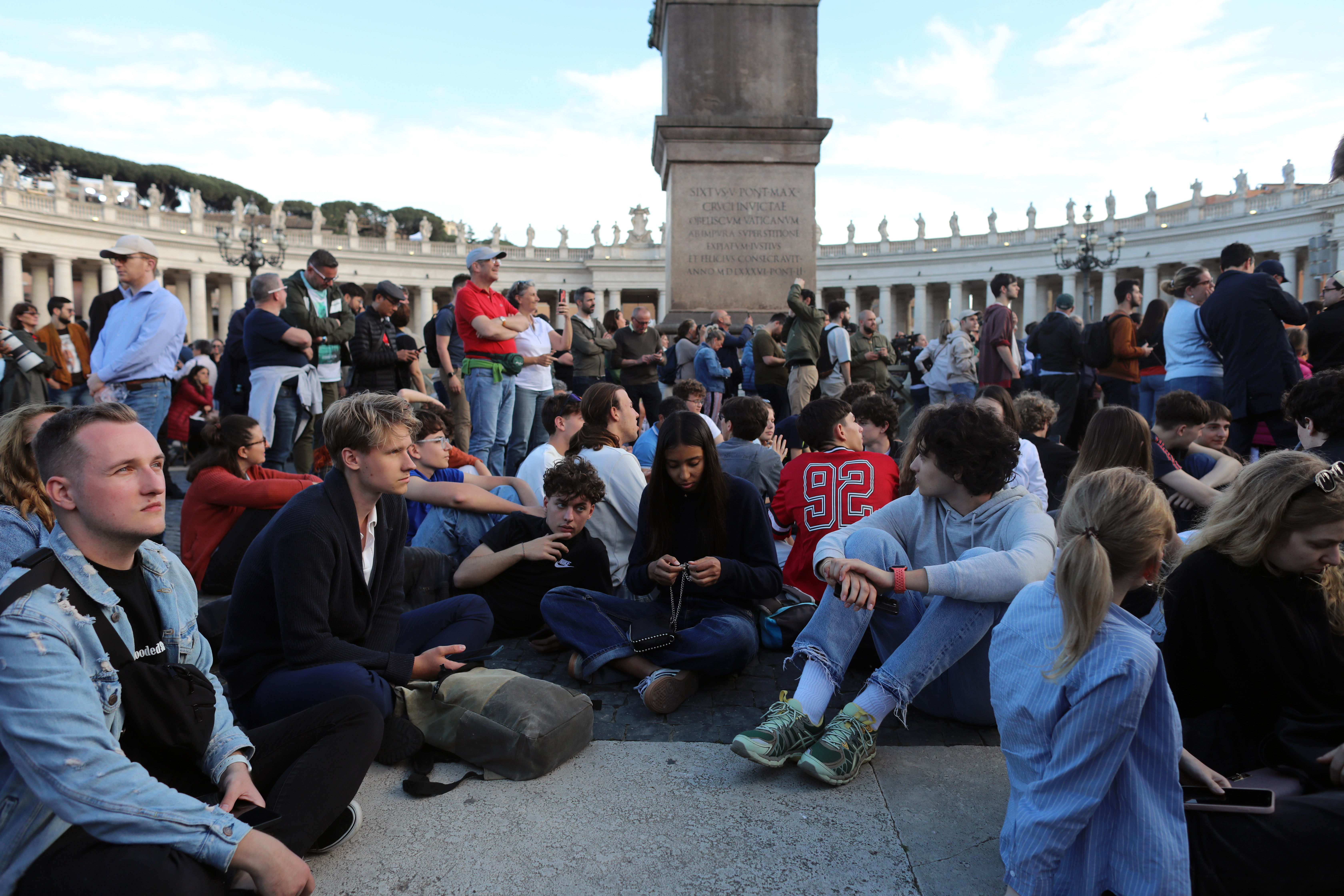 Les gens se rassemblent sur la place Saint-Pierre le 7 mai 2025, au Vatican, pour le premier jour du conclave | Source : Getty Images