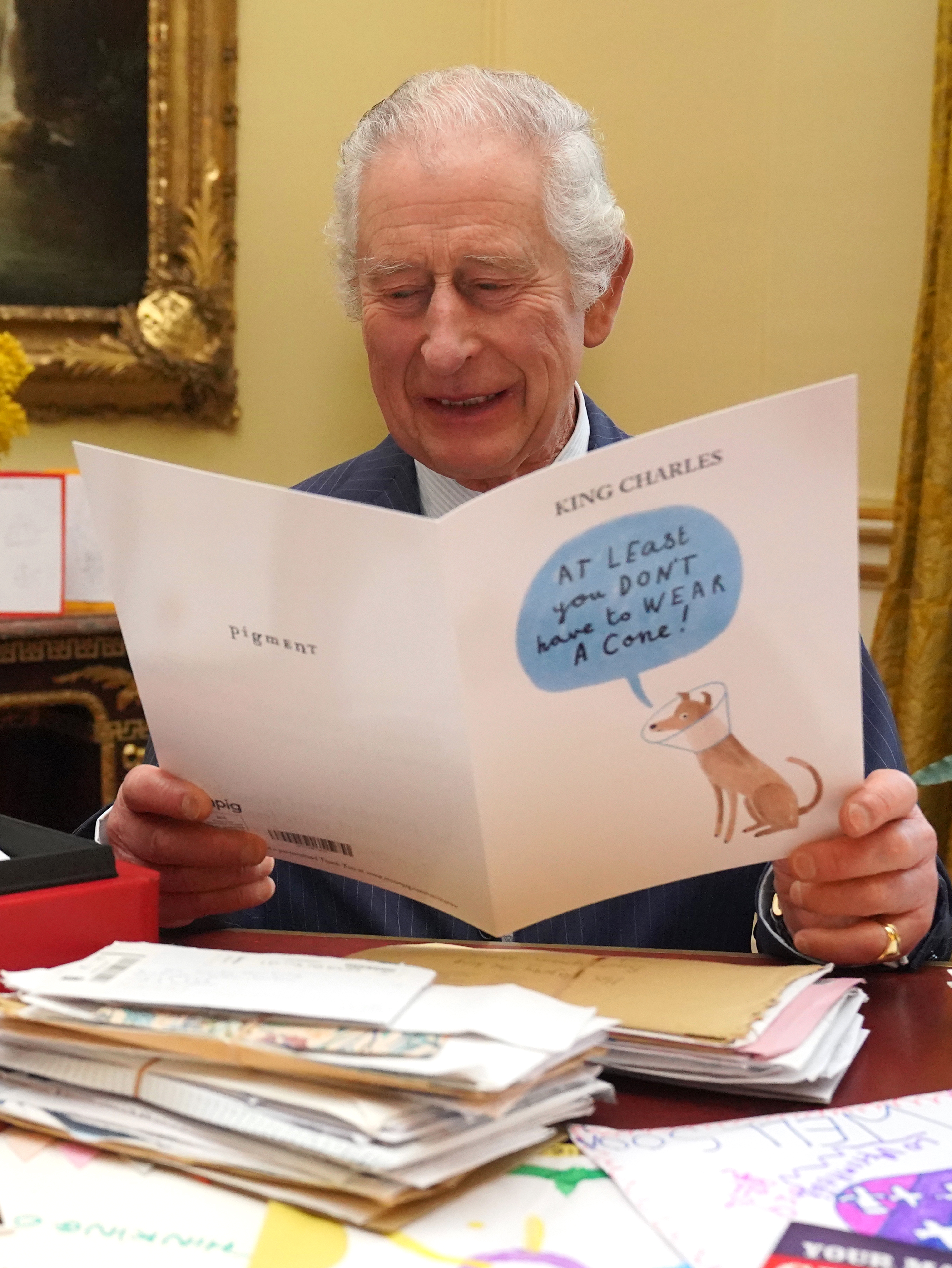 Le roi Charles III lisant des cartes et des messages envoyés par des personnes bienveillantes suite à son diagnostic de cancer, sur une photo publiée le 23 février 202 | Source : Getty Images