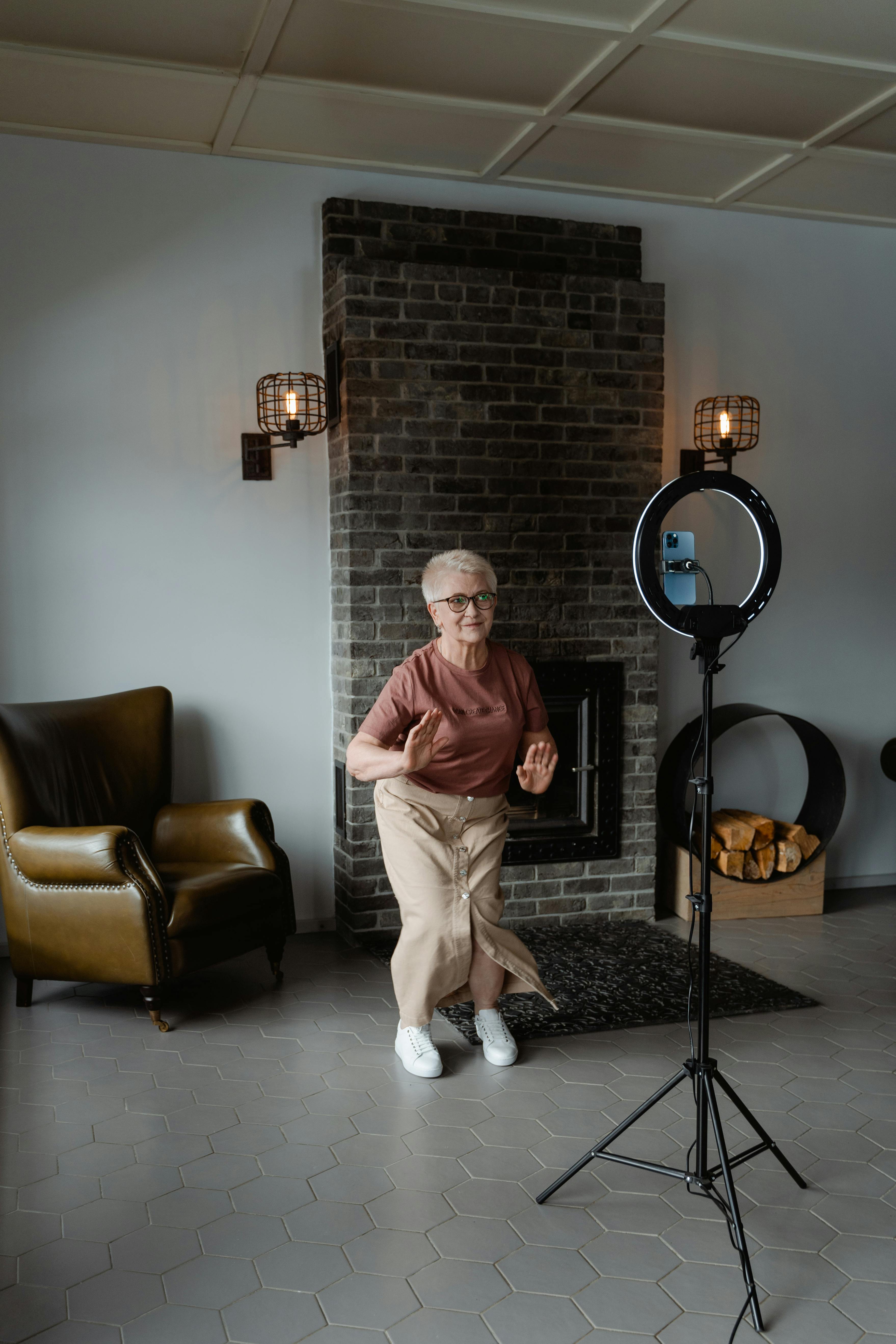 Une femme dansant devant une lumière circulaire | Source : Pexels