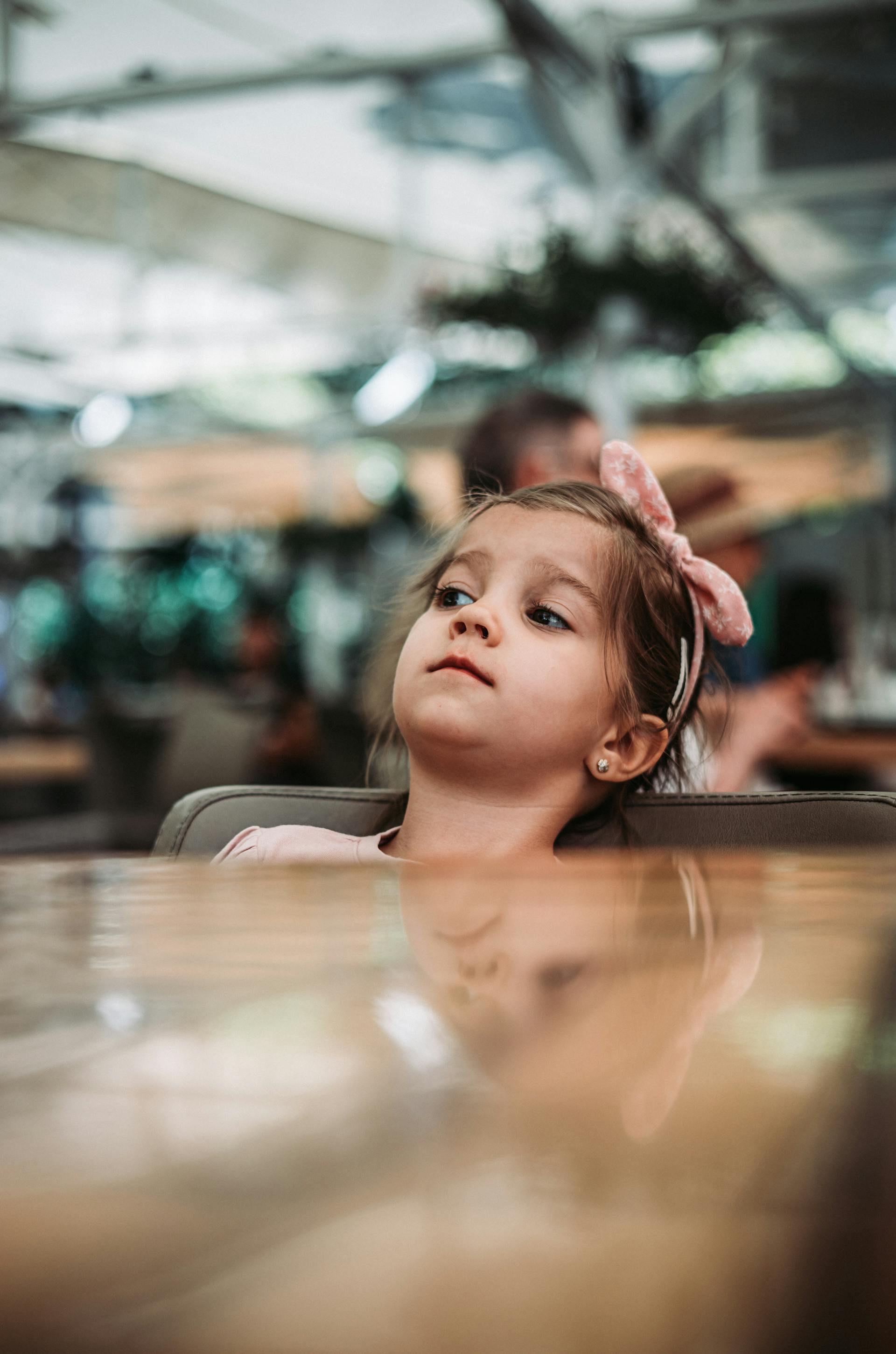 Un enfant assis à une table de dîner | Source : Pexels