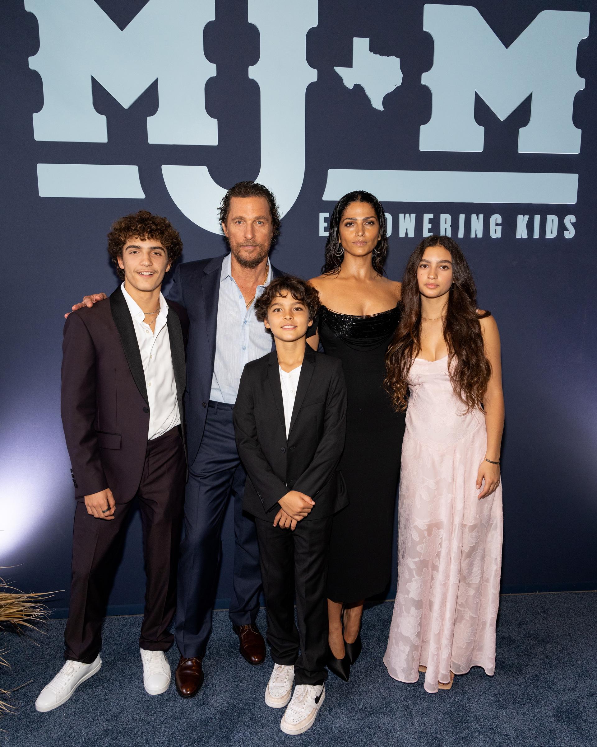 Levi, Matthew et Livingston McConaughey, Camila Alves McConaughey et Vida McConaughey lors du 12e gala annuel Mack, Jack &amp; McConaughey le 25 avril 2024 à Austin, Texas | Source : Getty Images