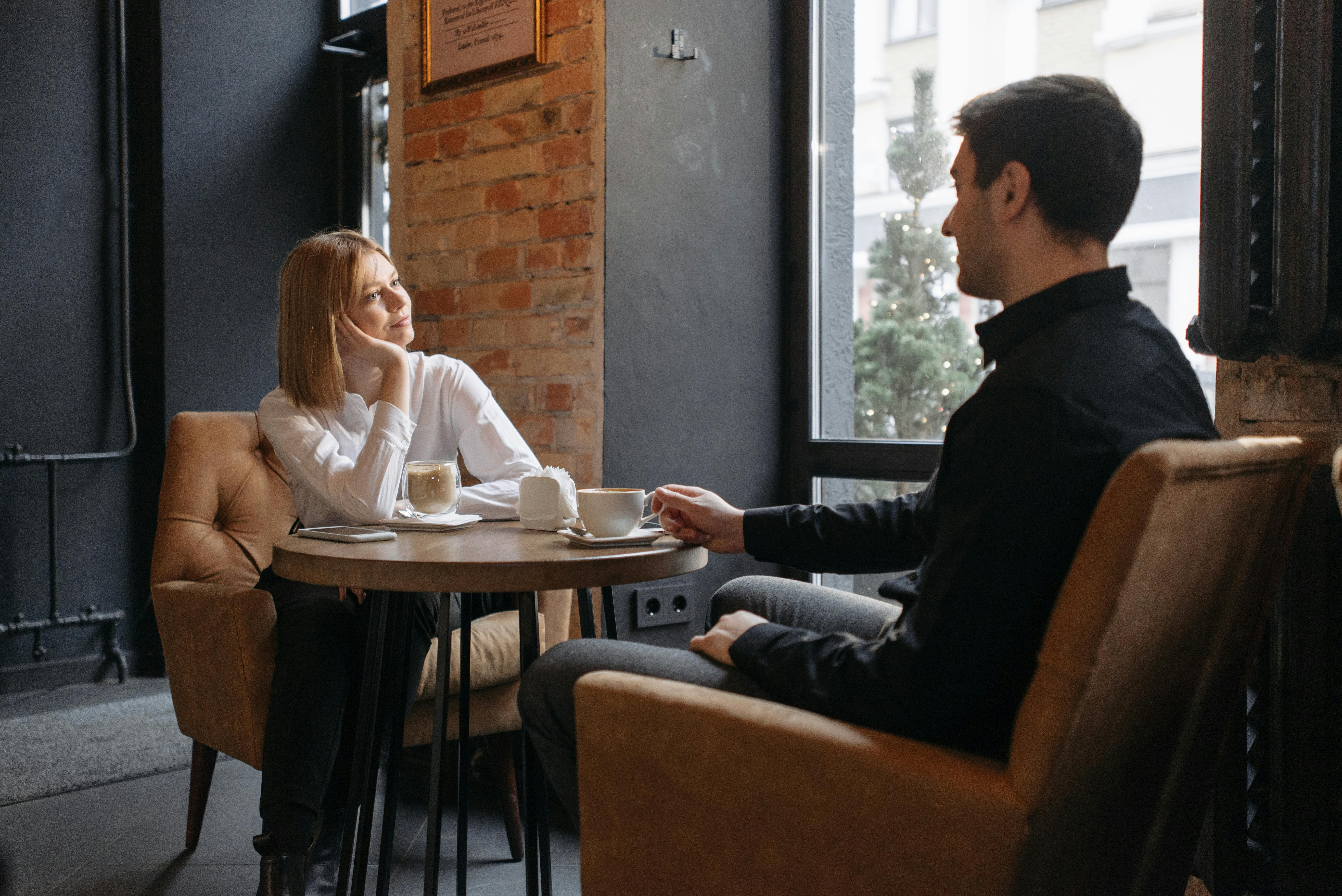 Un homme et une femme discutent dans un café | Source : Pexels