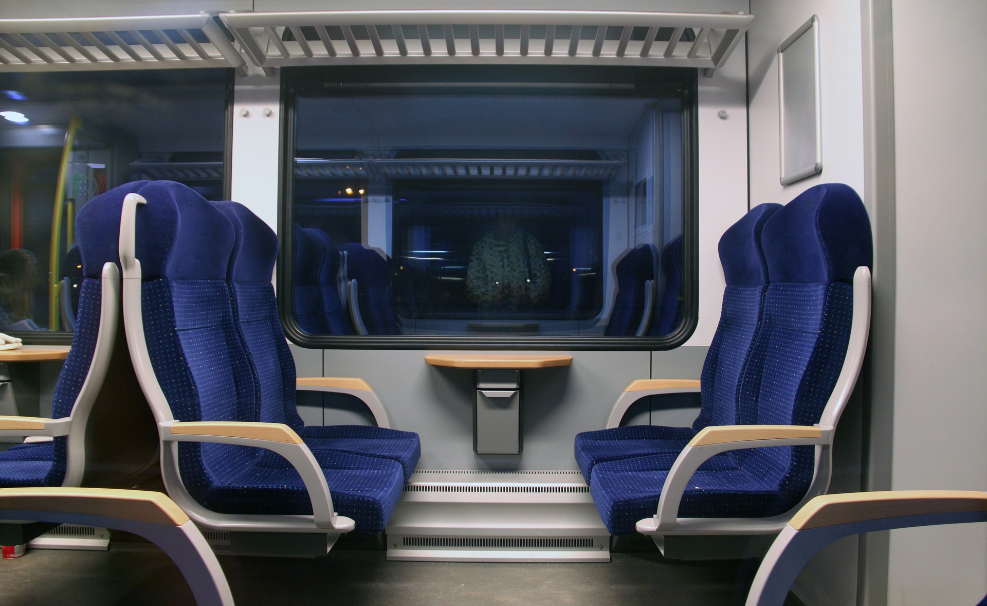 Sièges de couleur bleue dans un train | Source : Pixabay