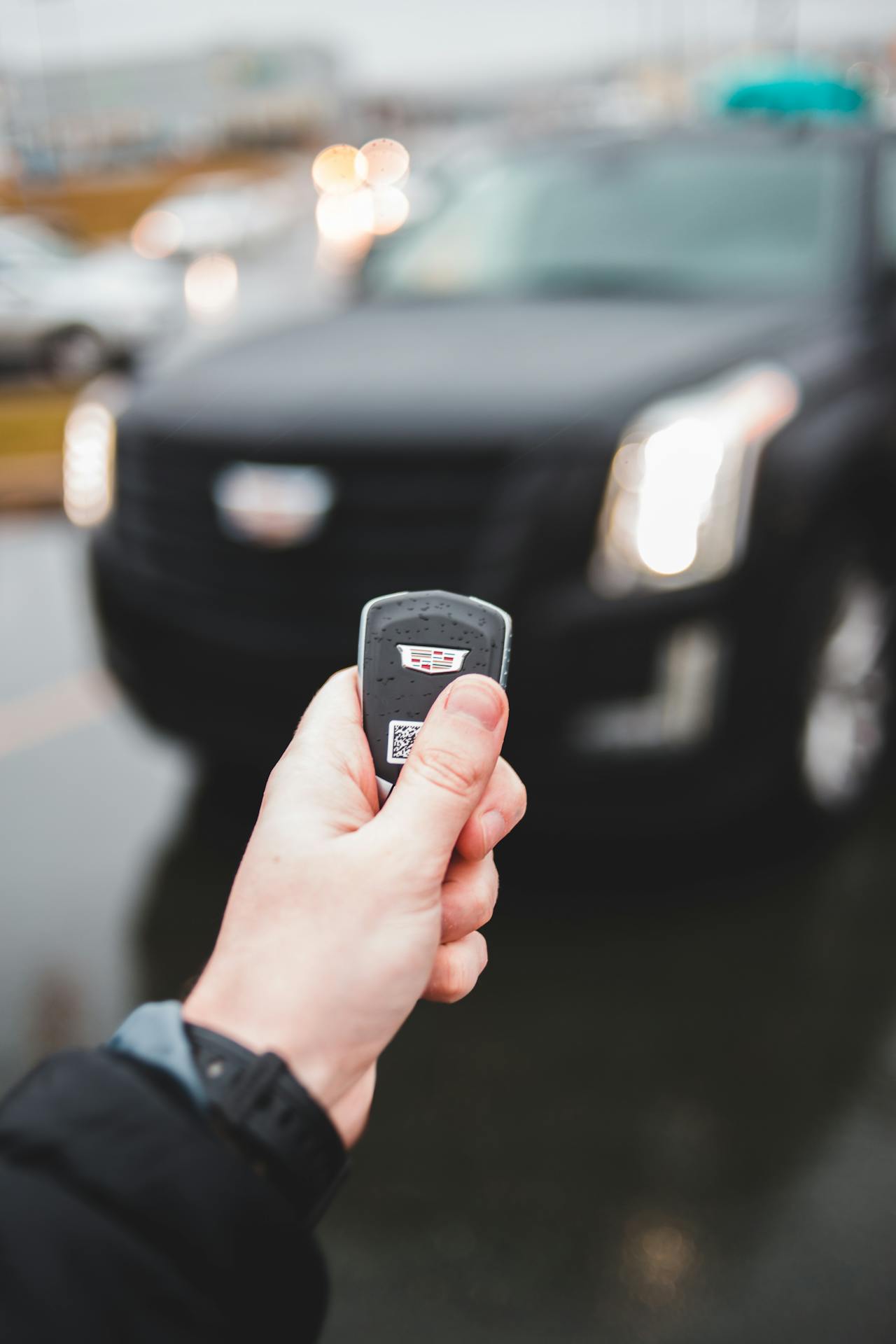 Un homme tenant sa clé de voiture | Source : Pexels