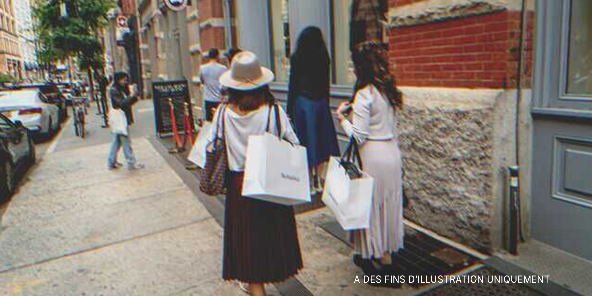Deux femmes portant des sacs | Source : Shutterstock